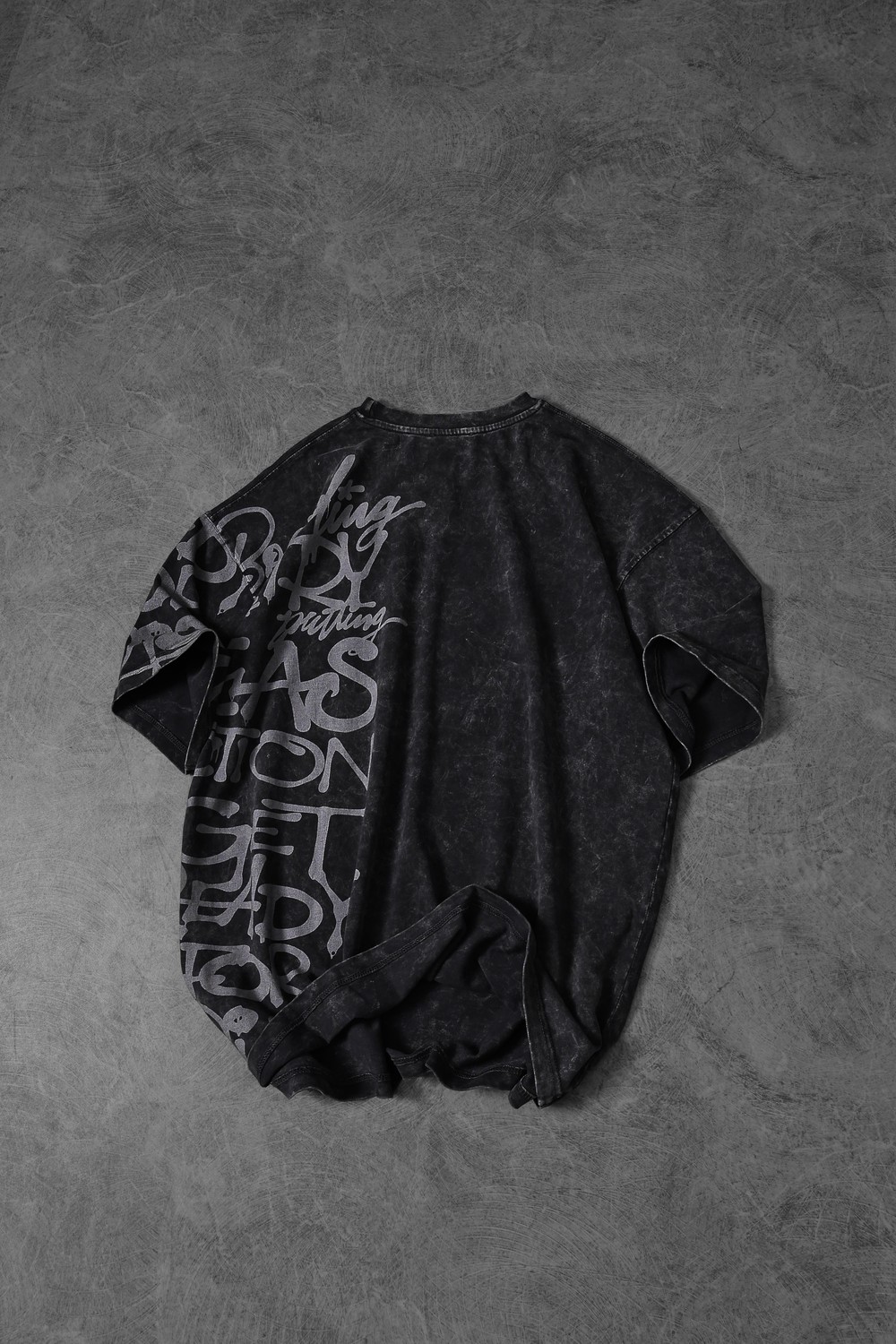 Erkek Antrasit Grafiti Yan Baskı Özel Yıkamalı Kumaş Oversize Tshirt