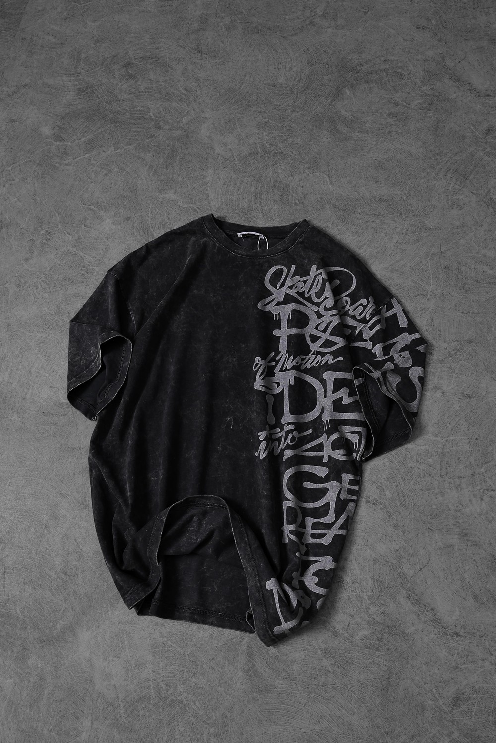 Erkek Antrasit Grafiti Yan Baskı Özel Yıkamalı Kumaş Oversize Tshirt