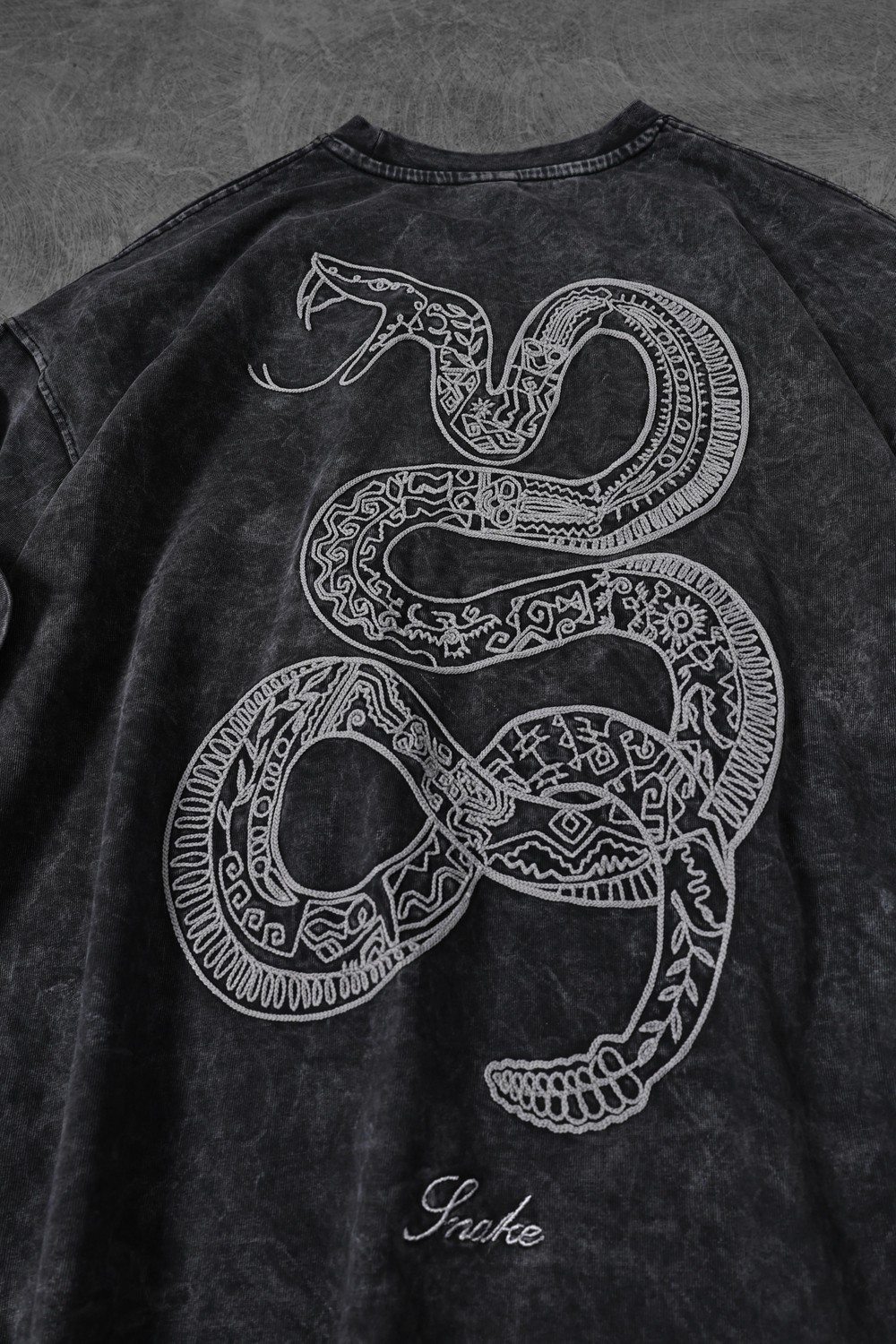 Erkek Antrasit Snake Nakışlı Özel Yıkamalı Kumaş Oversize Tshirt