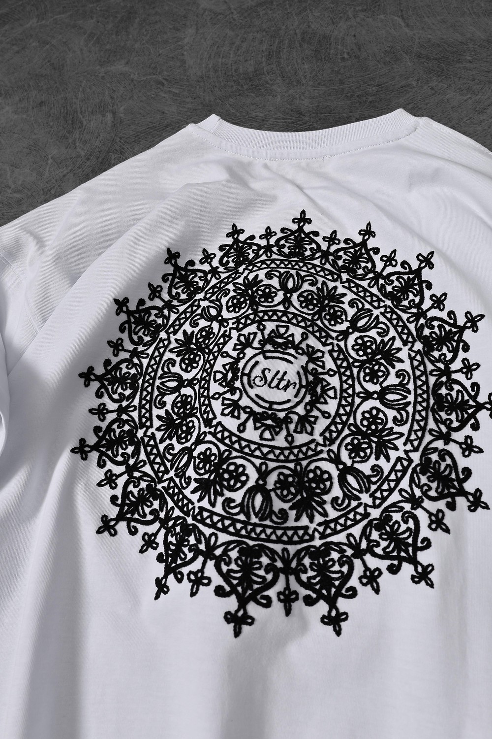 Erkek Beyaz Omuz ve Sırt Nakışlı Oversize Tshirt