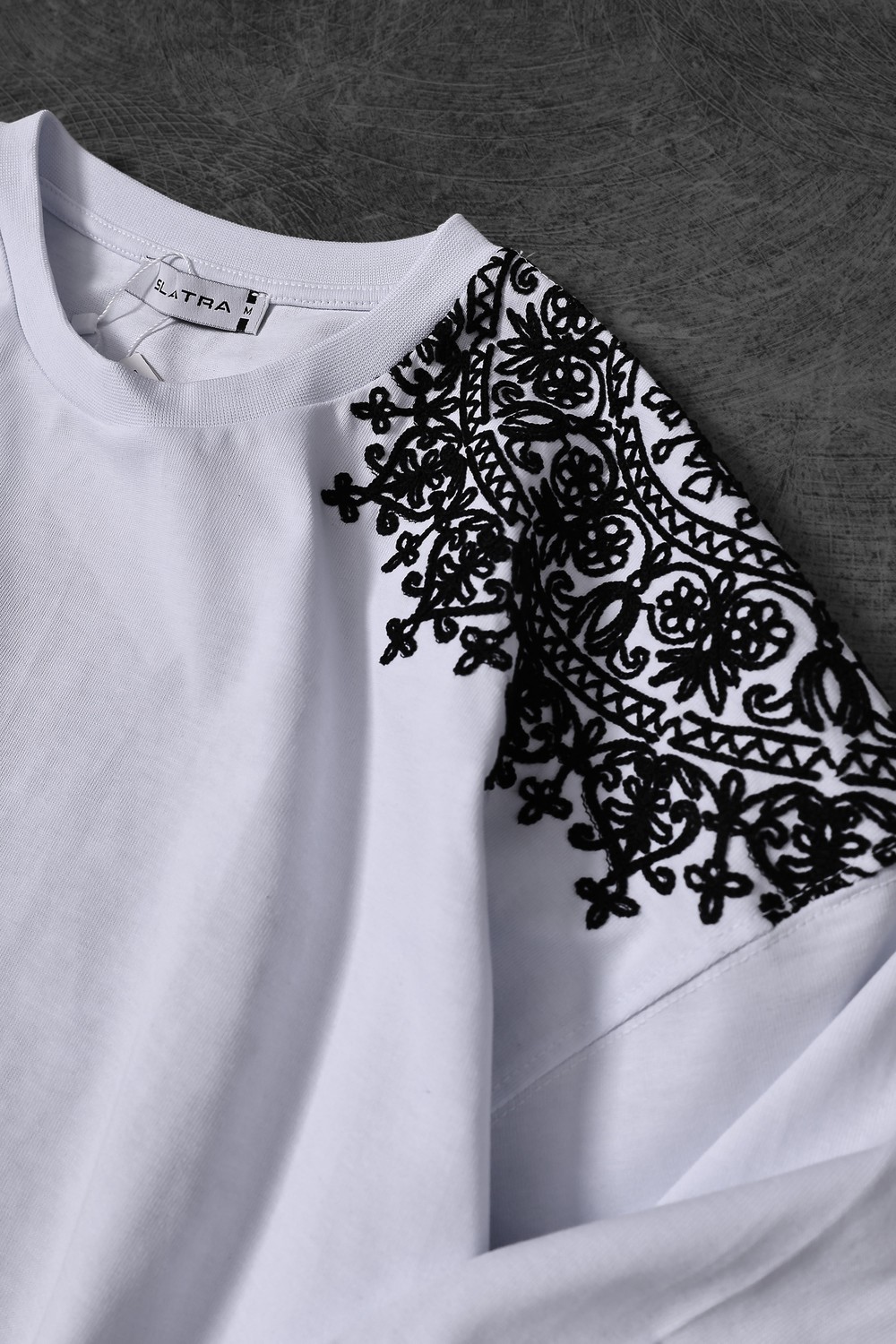 Erkek Beyaz Omuz ve Sırt Nakışlı Oversize Tshirt