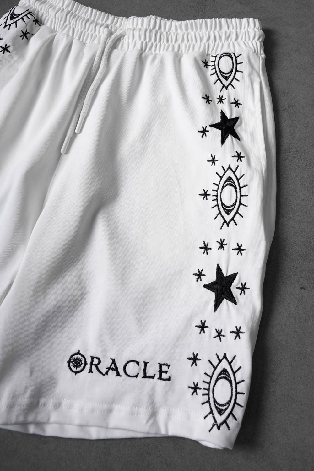 Erkek Beyaz Oracle Nakışlı Diz Üstü Şort