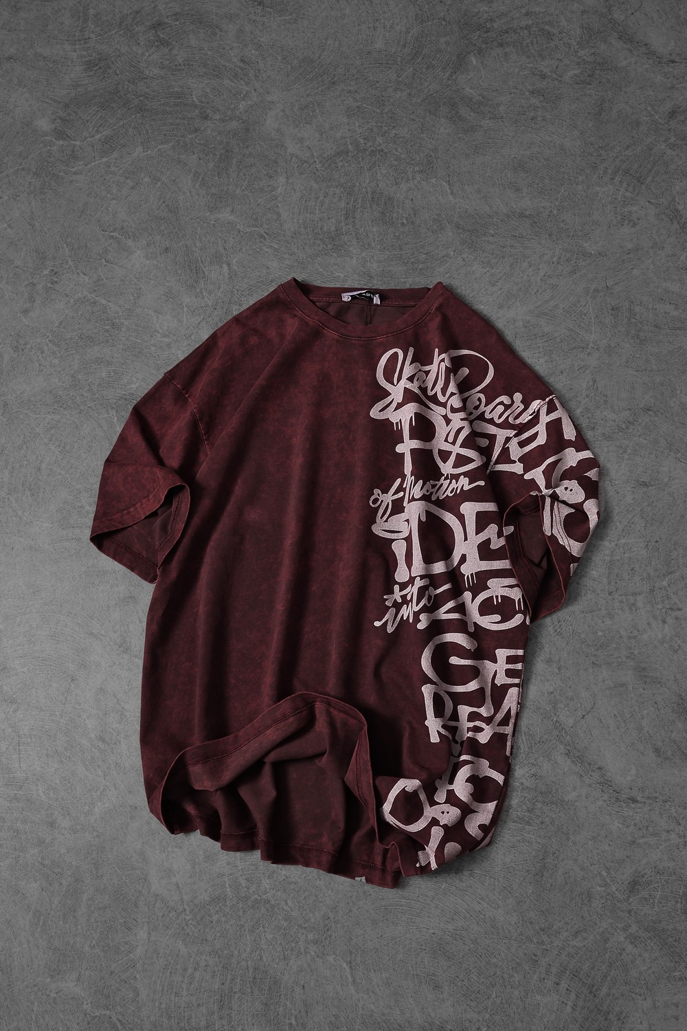 Erkek Bordo Grafiti Yan Baskı Özel Yıkamalı Kumaş Oversize Tshirt