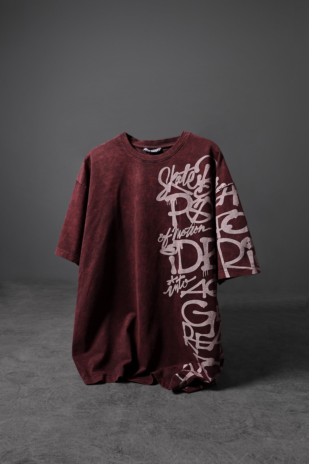 Erkek Bordo Grafiti Yan Baskı Özel Yıkamalı Kumaş Oversize Tshirt