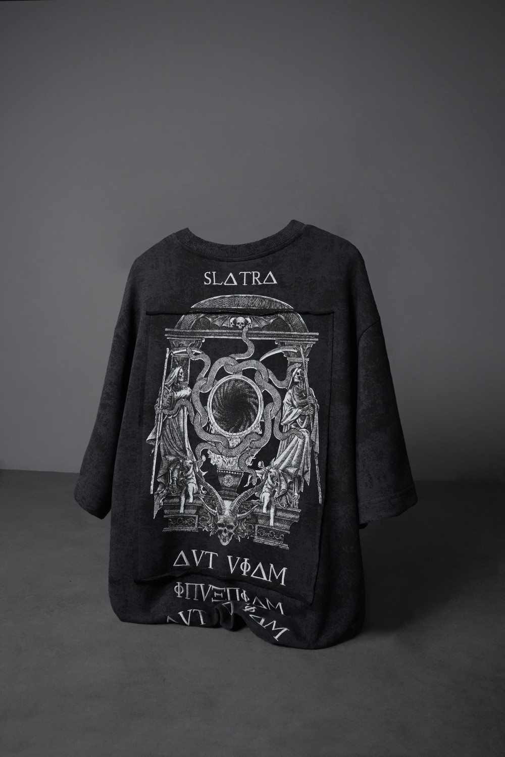 Erkek Siyah İnveniam Patchli Oversize Yıkama Efektli Tshirt