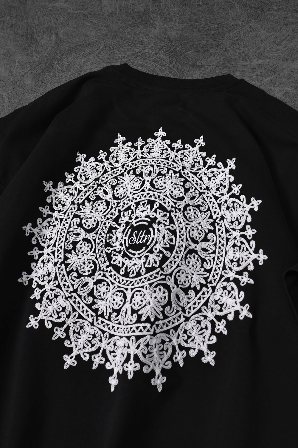 Erkek Siyah Omuz ve Sırt Nakışlı Oversize Tshirt