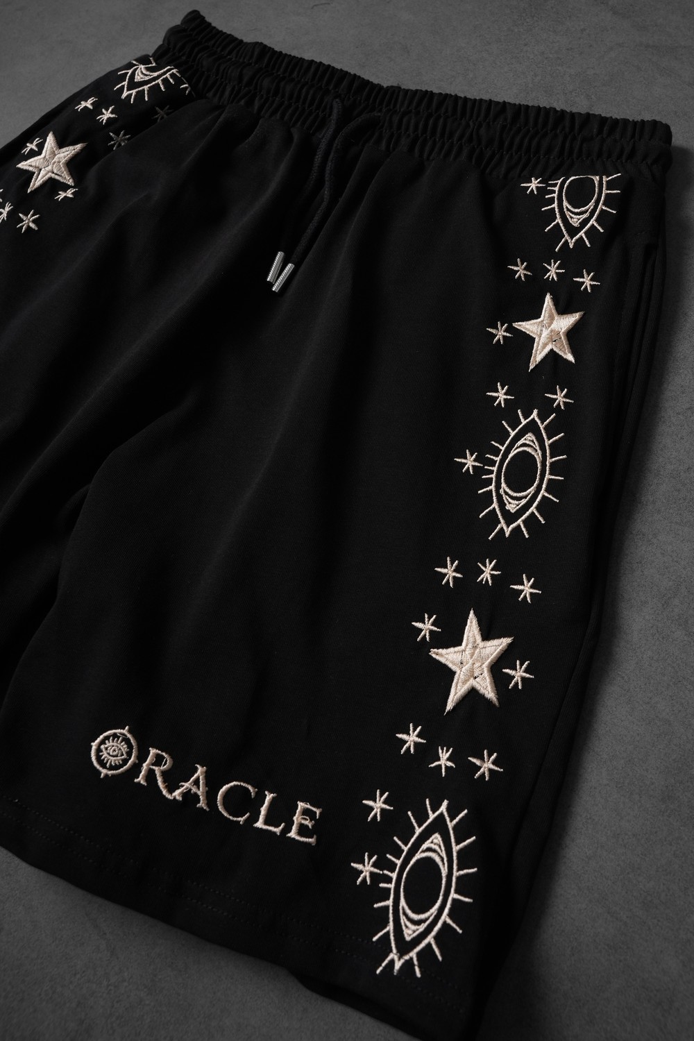 Erkek Siyah Oracle Nakışlı Diz Üstü Şort