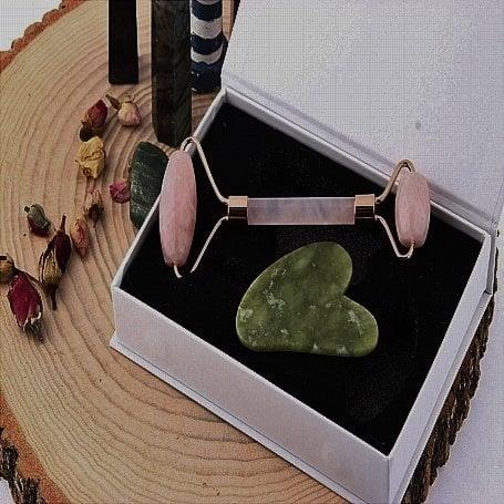 PEMBE KUVARS ROLLER YEŞİM GUA SHA GİZEMLİ DOĞAL TAŞ MASAJ TAŞI