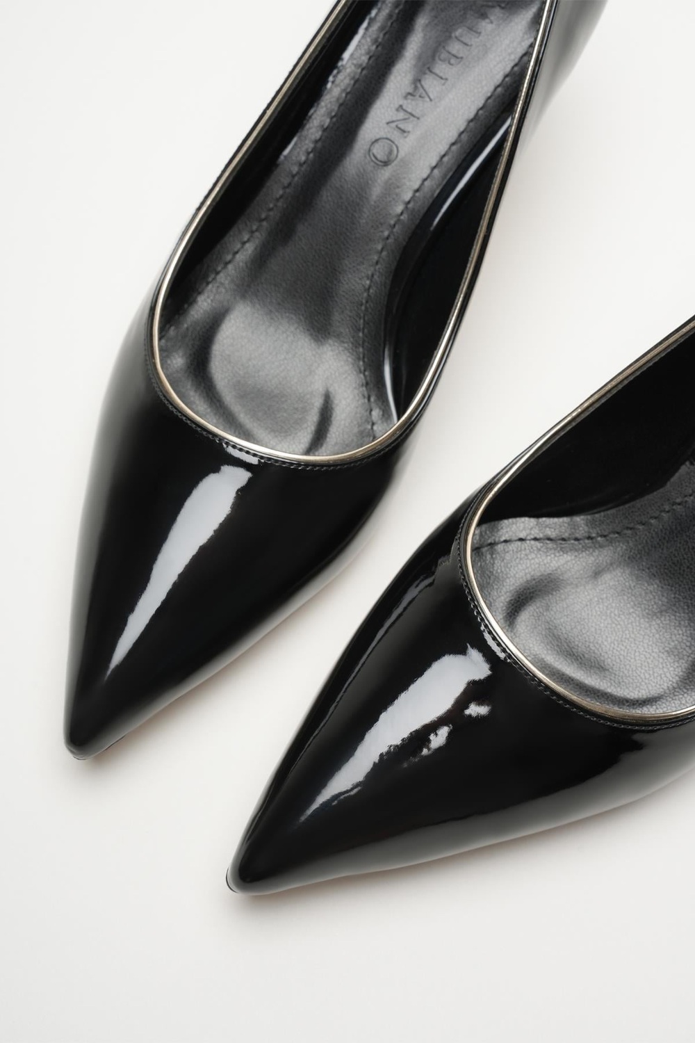 Selene Metal Aksesuar Detaylı Siyah Rugan Sivri Burunlu Alçak İnce Topuklu Stiletto Kadın Topuklu Ayakkabı (5cm)