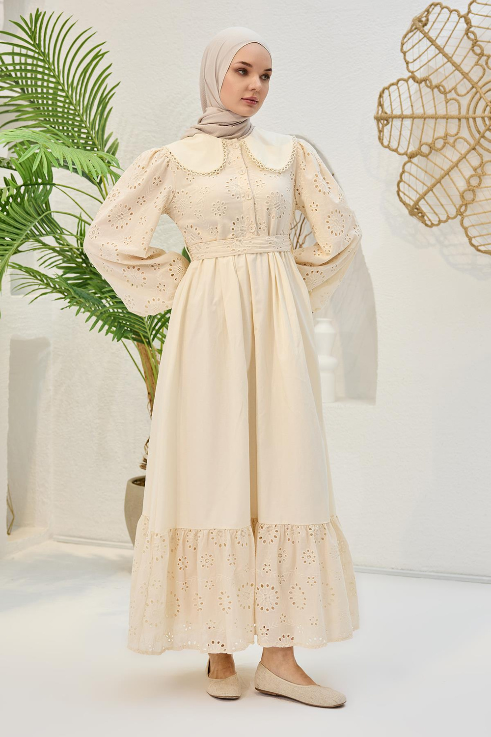 Brode Detaylı Bebe Yaka Elbise Krem