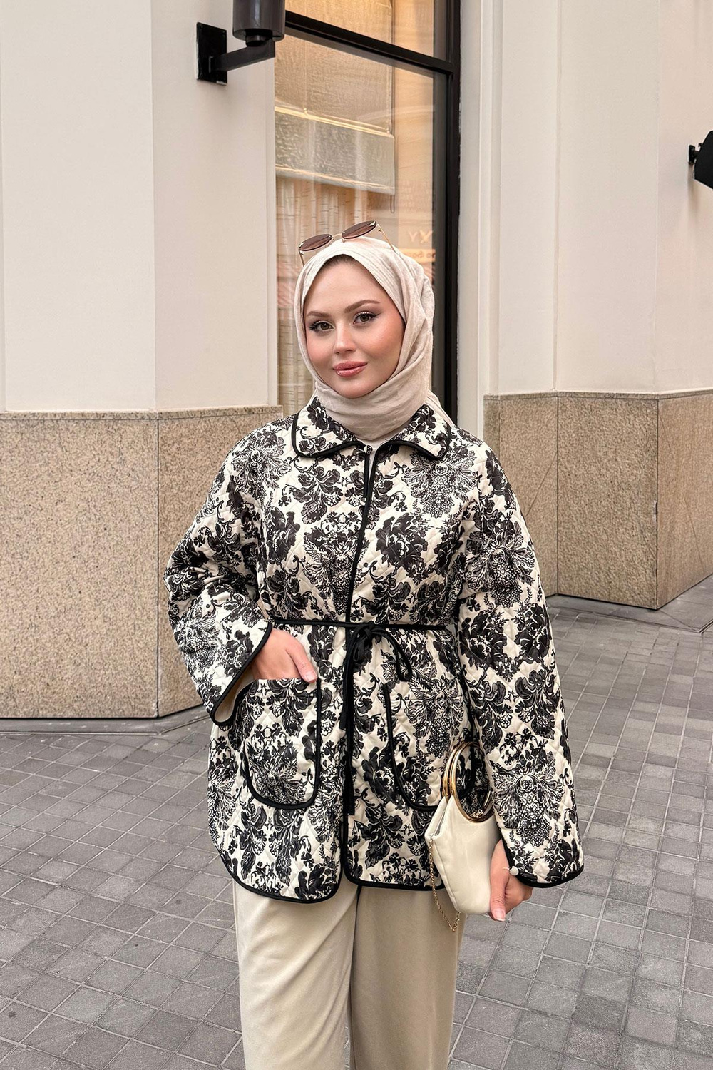 Çiçek Desen Kapitone Ceket Siyah