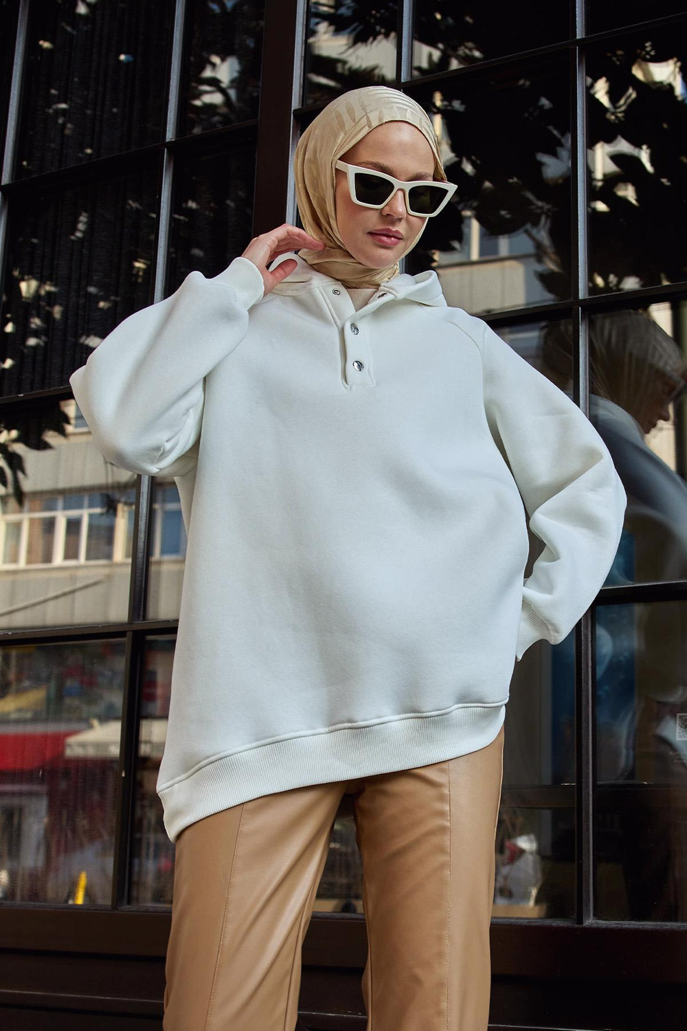 Çıt Çıt Detay Kapüşonlu Sweat Beyaz