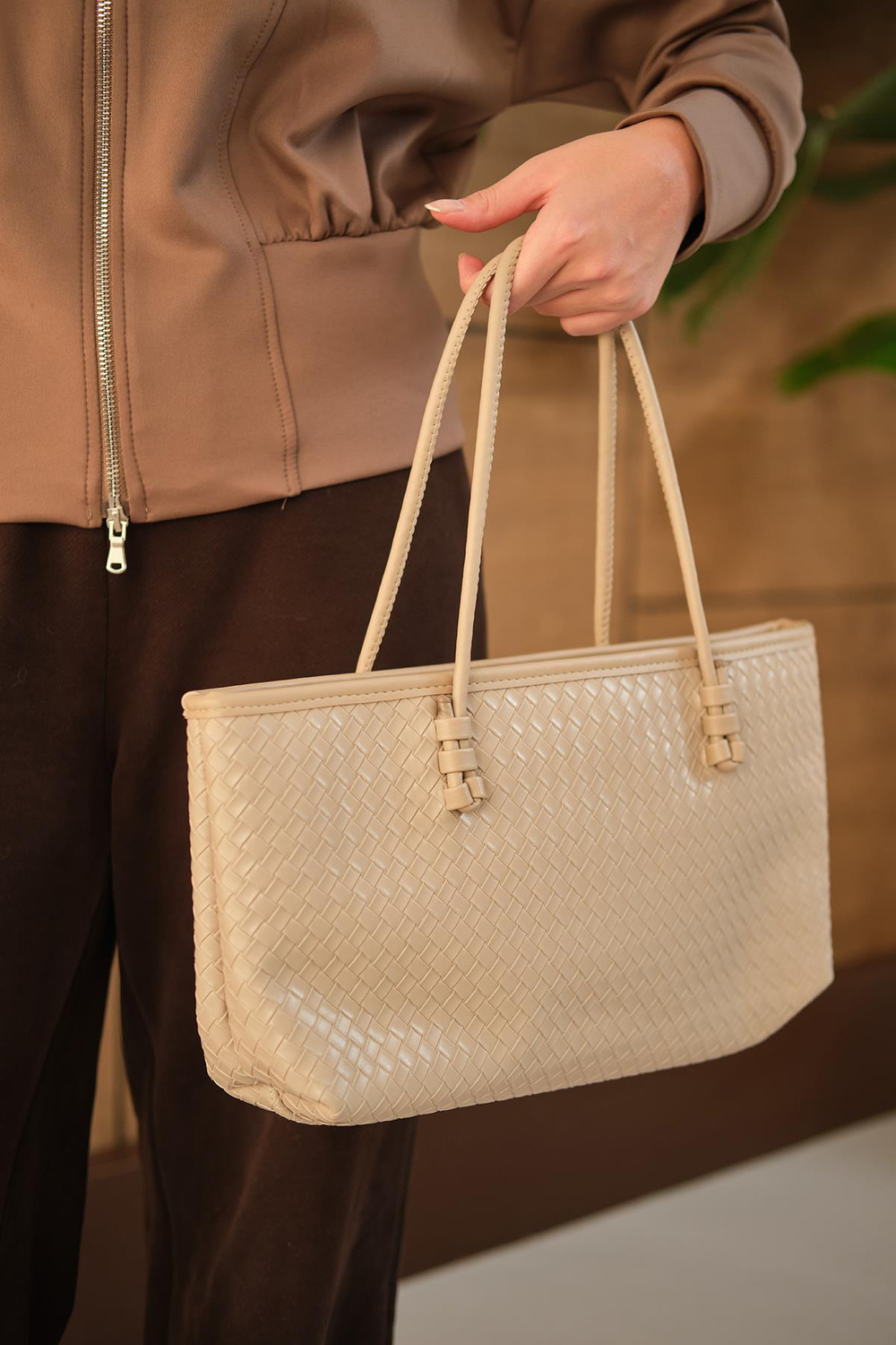 Deri Detay İşlemeli Çanta Vizon