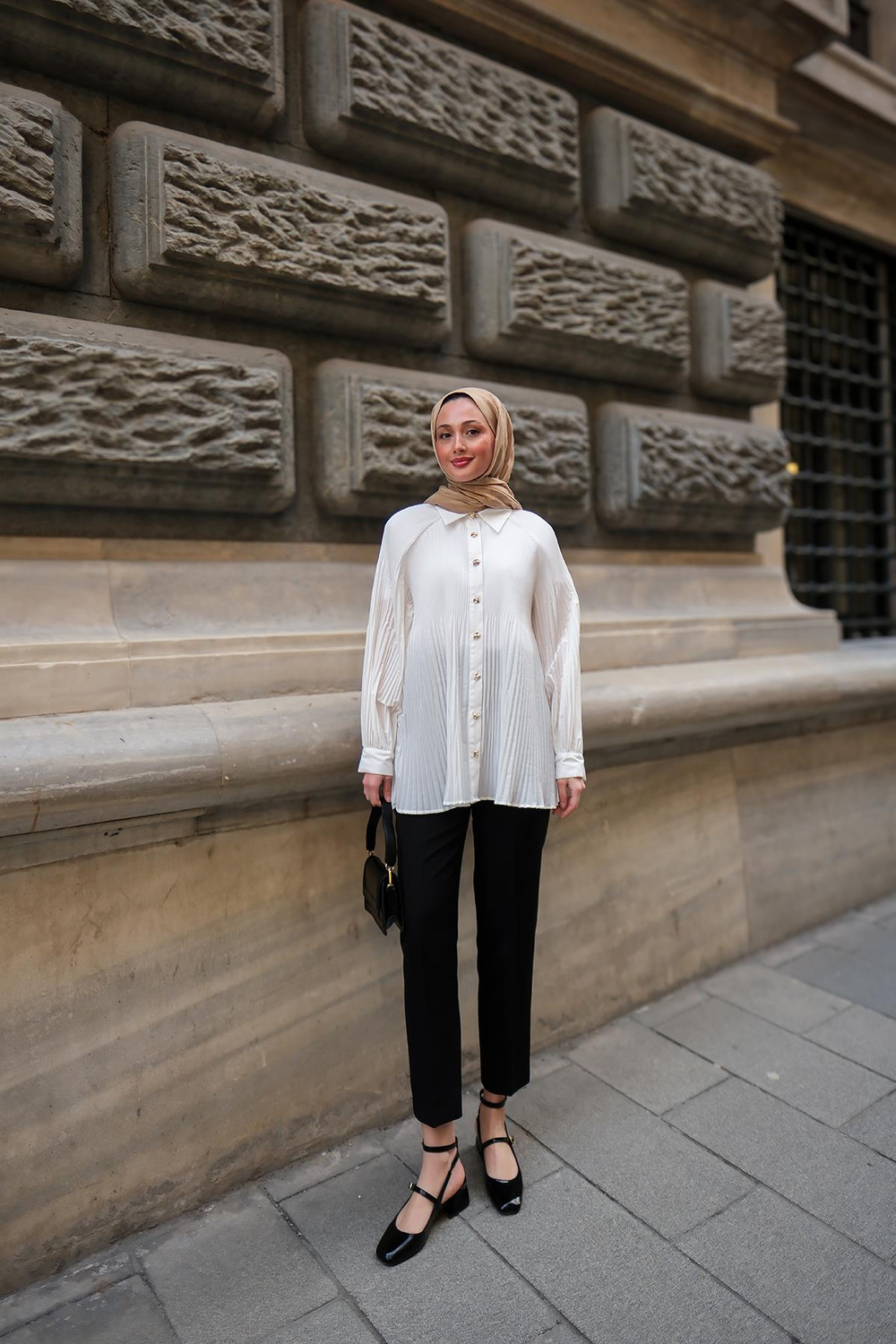 Gold Düğme Ve Piliseli Gömlek Beyaz