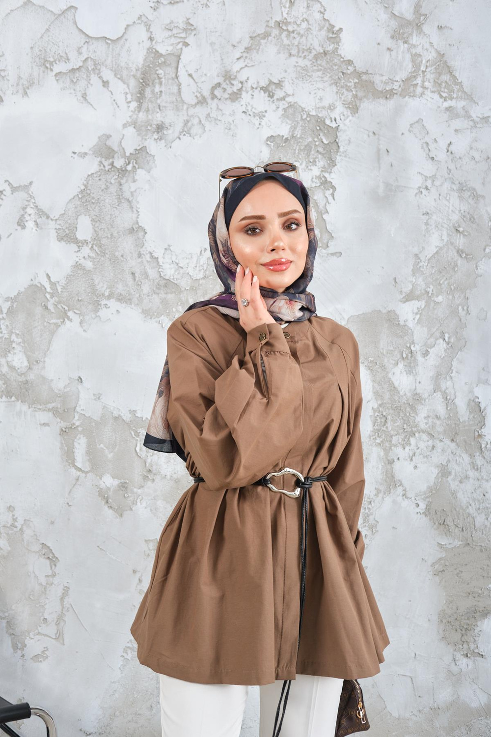 Hakim Yaka Pile Detay Çiçek Düğmeli Deri İp Kemerli Regular Poplin Gömlek Kahverengi