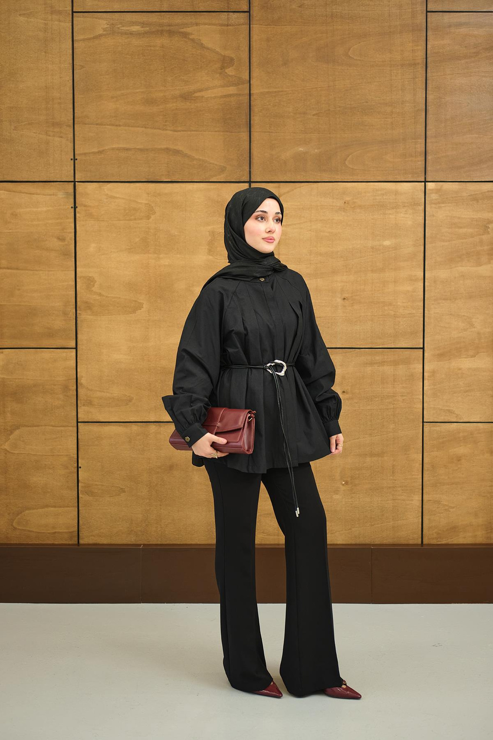 Hakim Yaka Pile Detay Çiçek Düğmeli Deri İp Kemerli Regular Poplin Gömlek Siyah