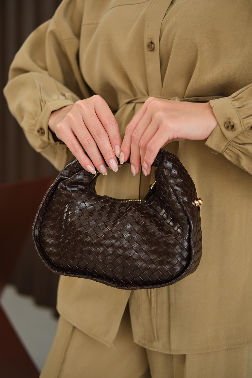 İşlemeli Gold Detay Çanta Kahverengi