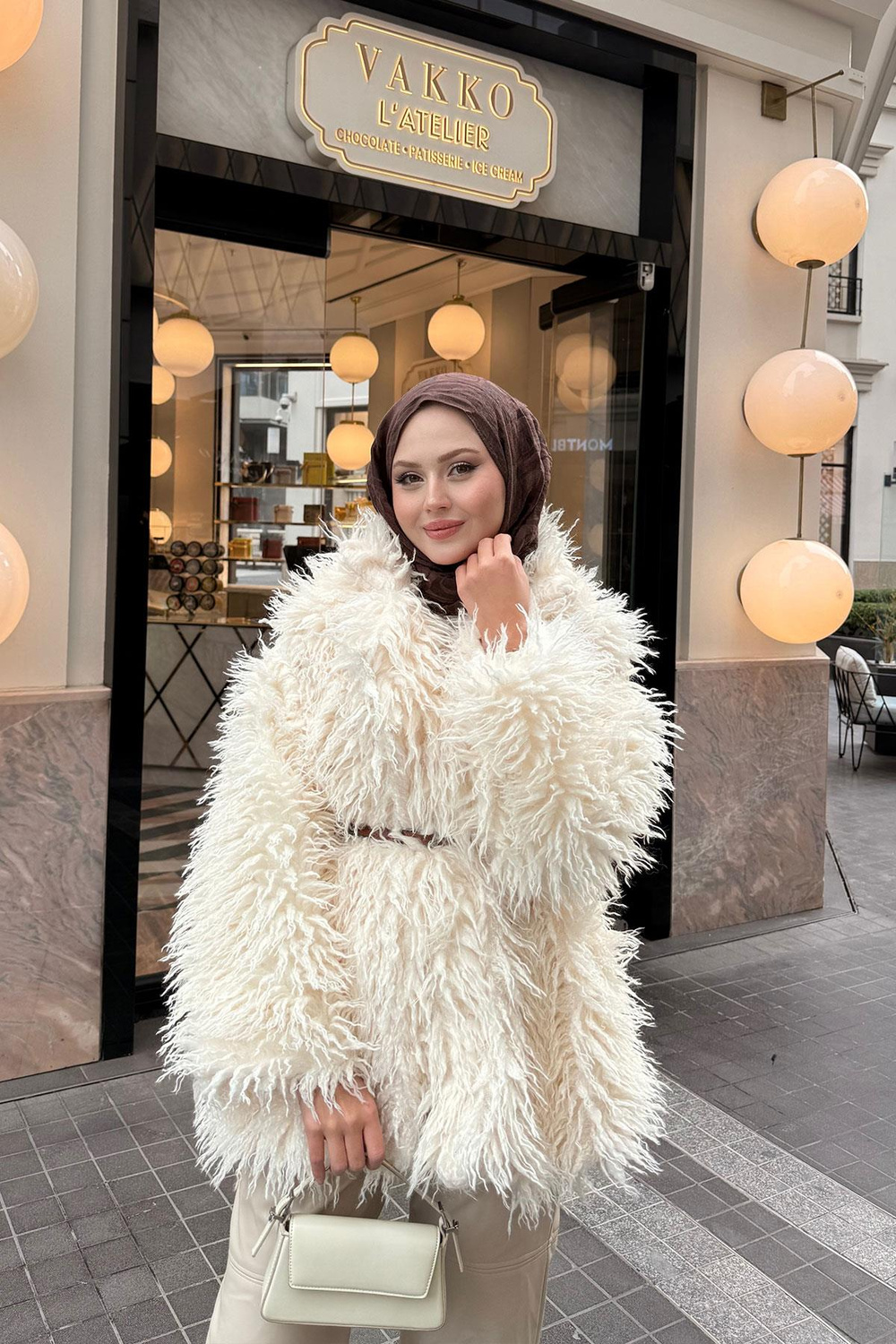 Kemer Detay Kısa Kürk Kaban Krem