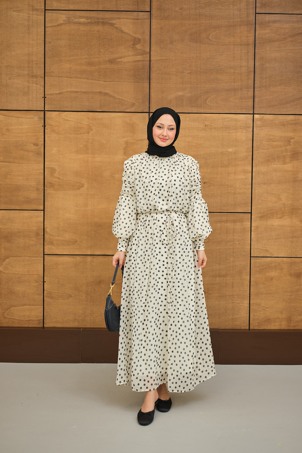 Kolları Büzgülü Bel Bağlamalı Puantiyeli Elbise Beyaz