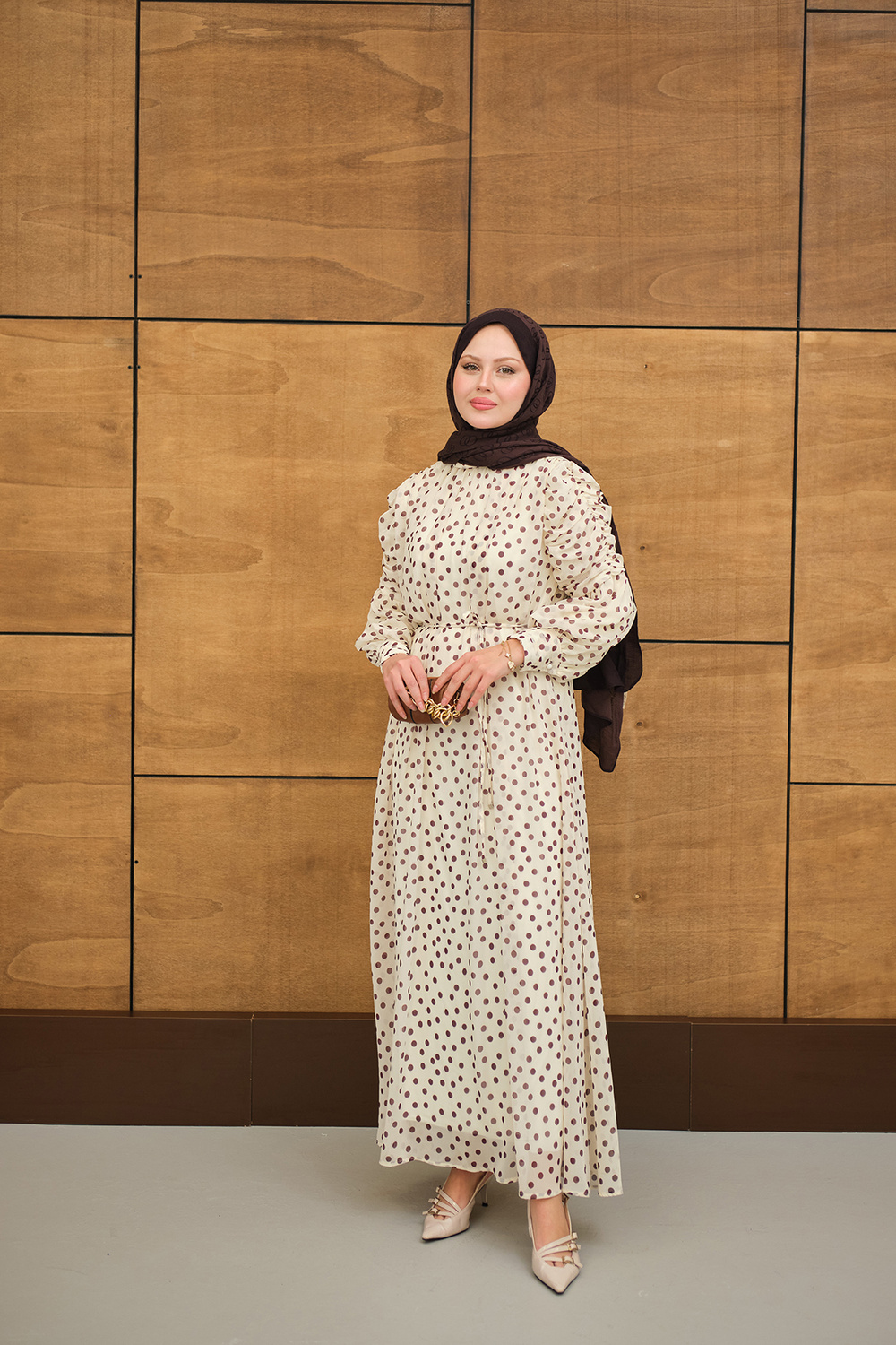 Kolları Büzgülü Bel Bağlamalı Puantiyeli Elbise Krem