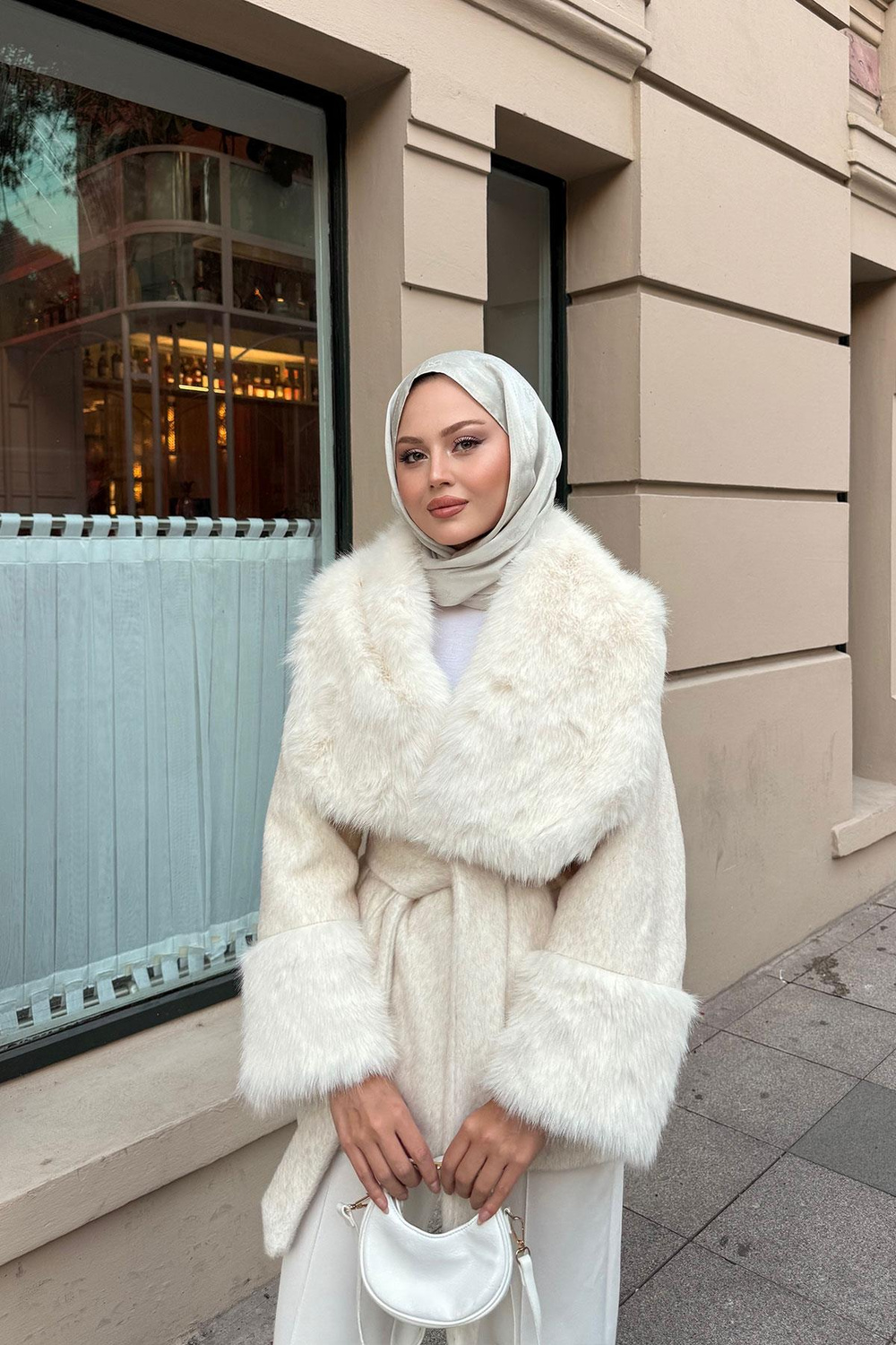 Kürk Detay Bel Bağlamalı Kısa Kaban Krem