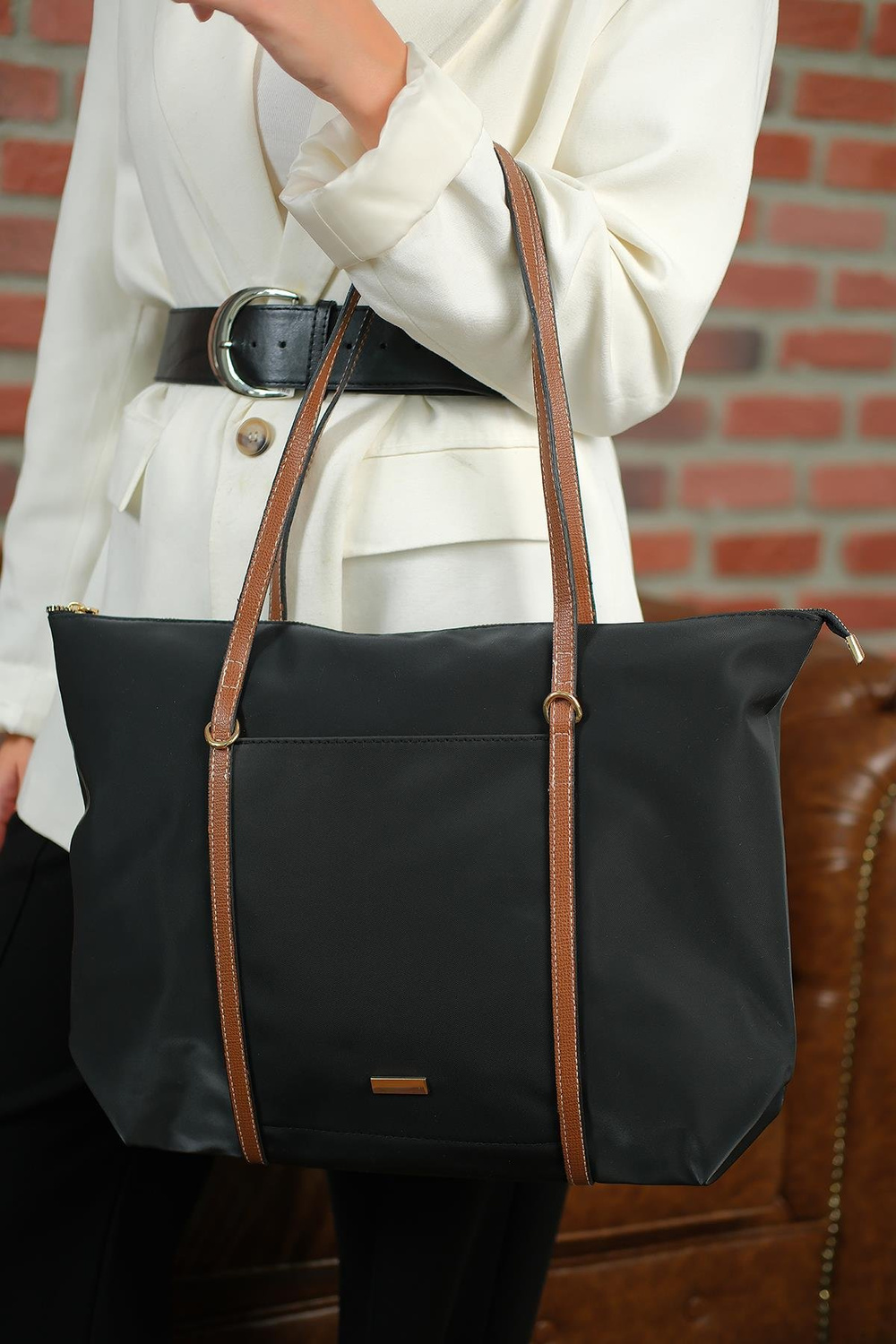 Şeritli Ön Gözlü Çanta Siyah