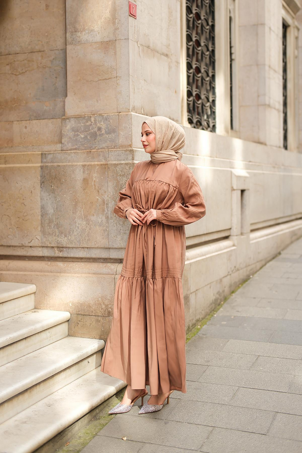 Süs Dikişli Büzgü Elbise Vizon