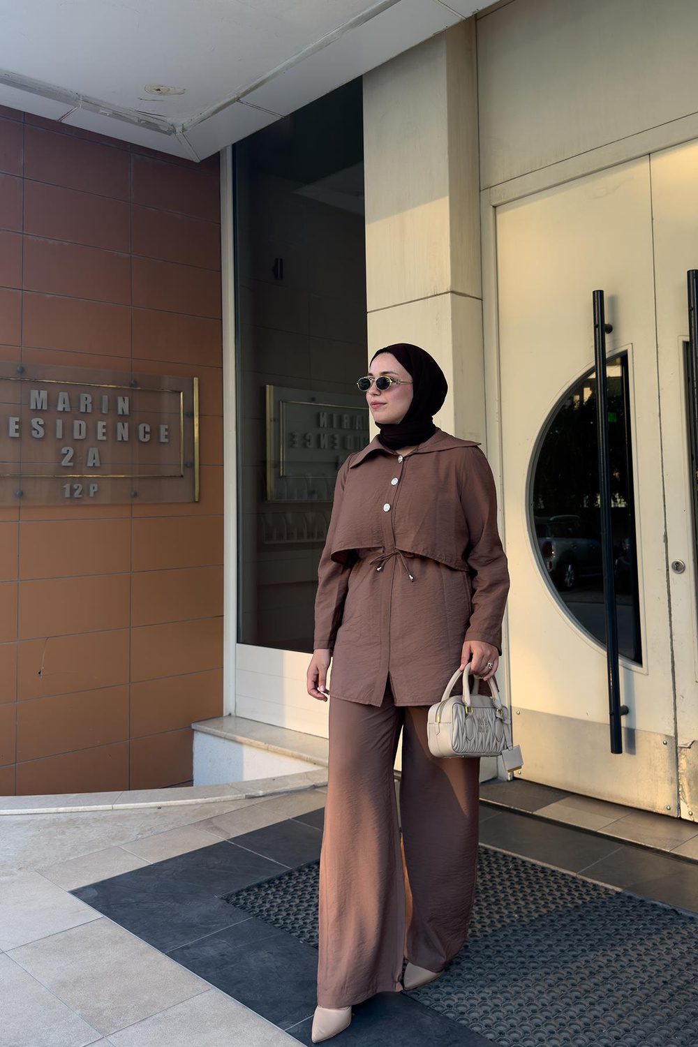 Taş Düğme Detaylı Takım Kahverengi