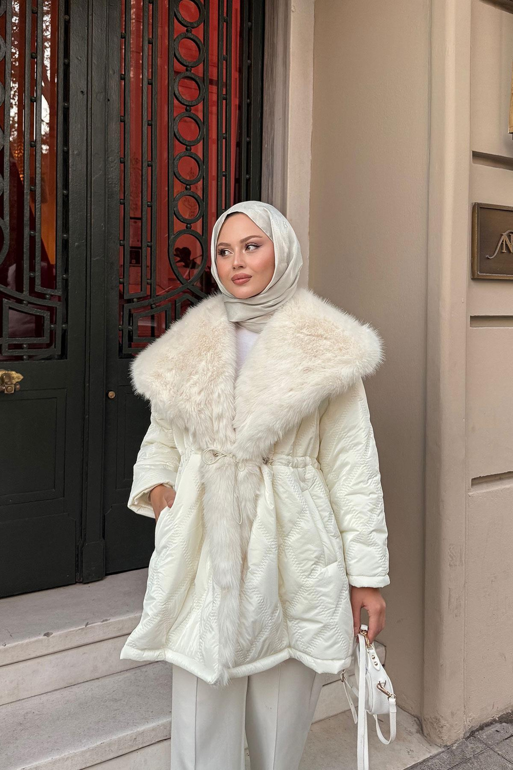 Yaka Kürklü Dikiş Detay Mont Beyaz