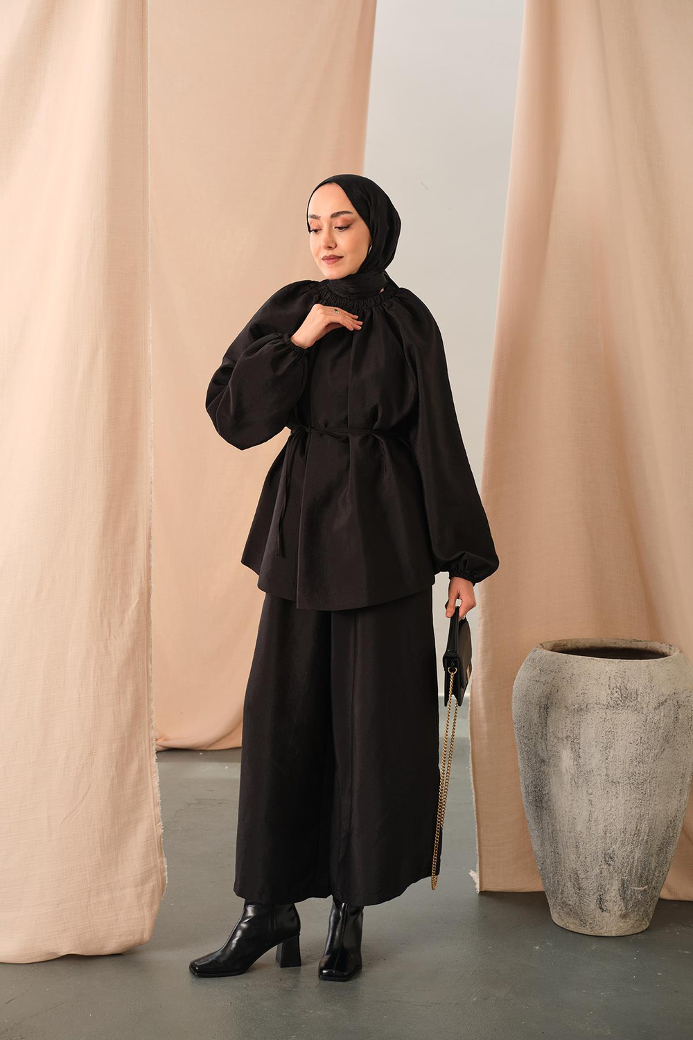 Yakası Lastik Detaylı Takım Siyah