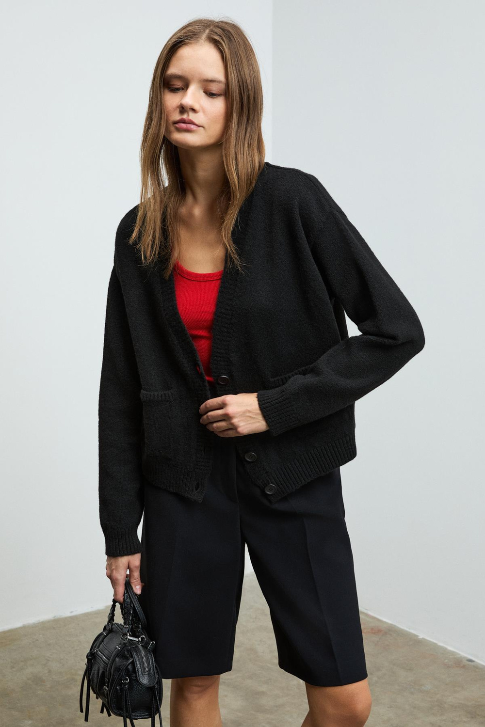 ESENCIA Kadın V Yaka Uzun Kollu Düğmeli Cepli Yumuşak Dokulu Regular Triko Siyah Kazak