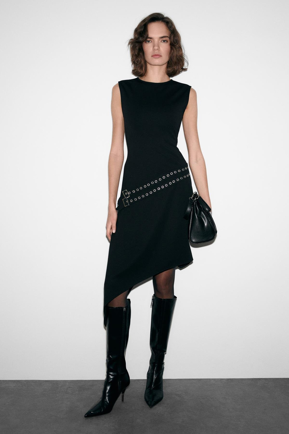 MELODRAMA Esnek Kumaşlı Yuvarlak Yaka Etek Ucu Asimetrik Kemer Detaylı Siyah Elbise