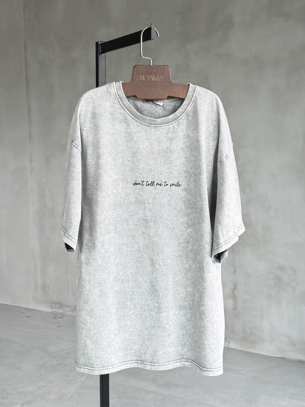 Yazı Baskılı Taş Yıkamalı Oversize Dokuma Tişört (Gri)