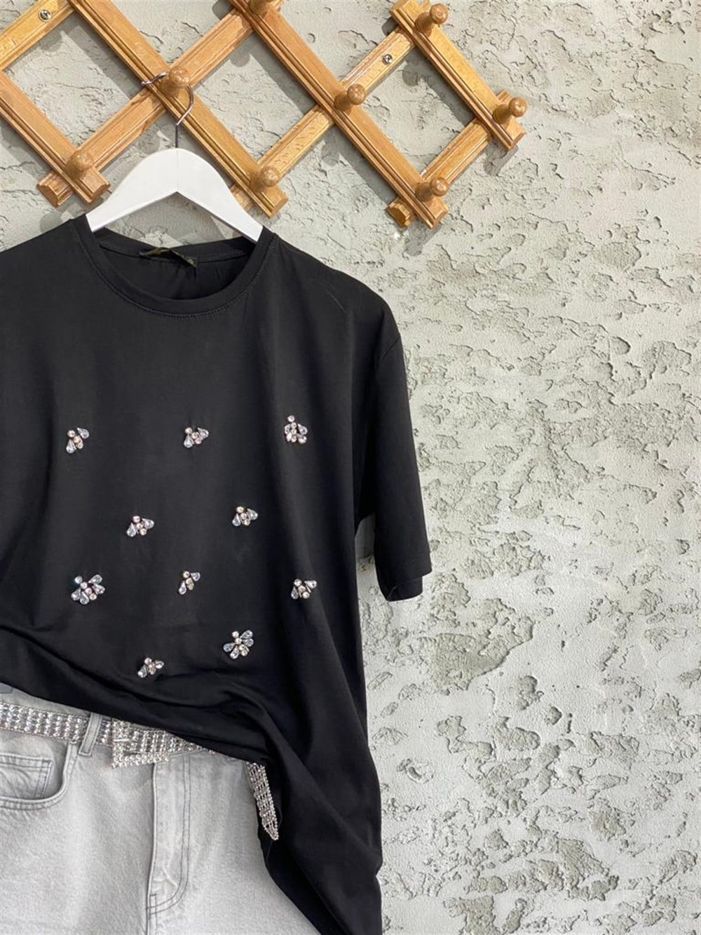 Arı Figürlü Kristal Taşlı Tshirt (Siyah/Beyaz)