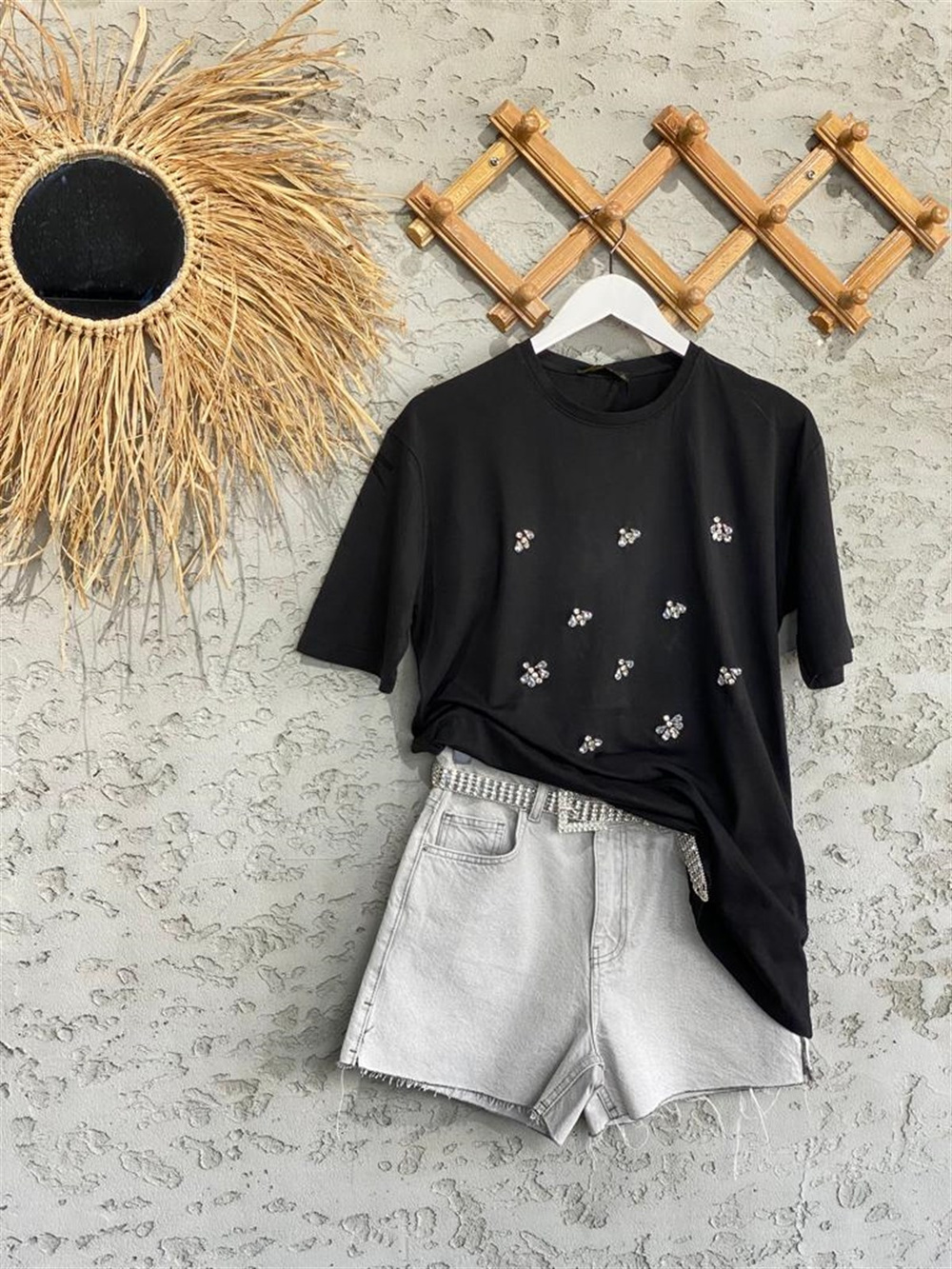 Arı Figürlü Kristal Taşlı Tshirt (Siyah/Beyaz)