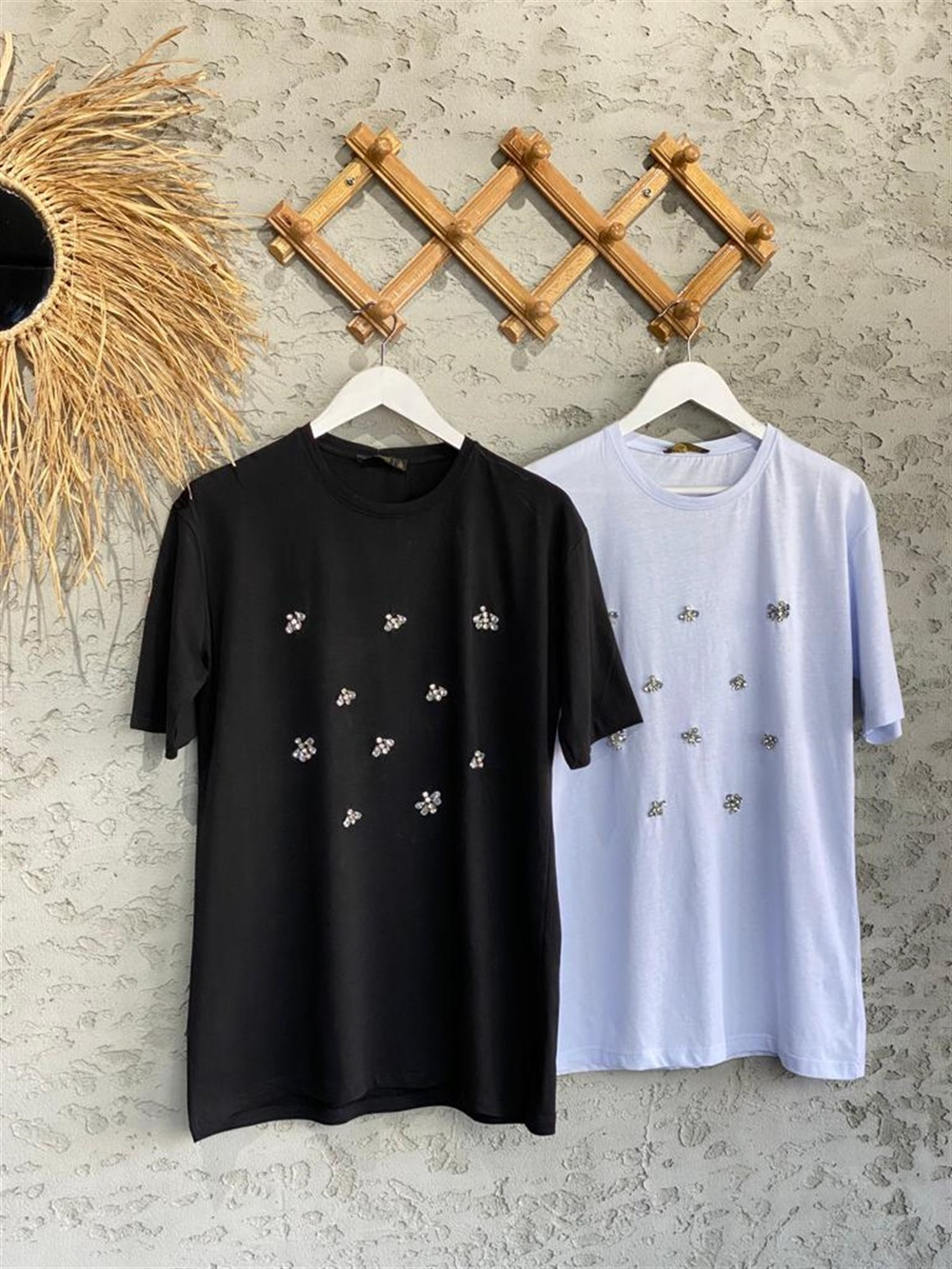 Arı Figürlü Kristal Taşlı Tshirt (Siyah/Beyaz)