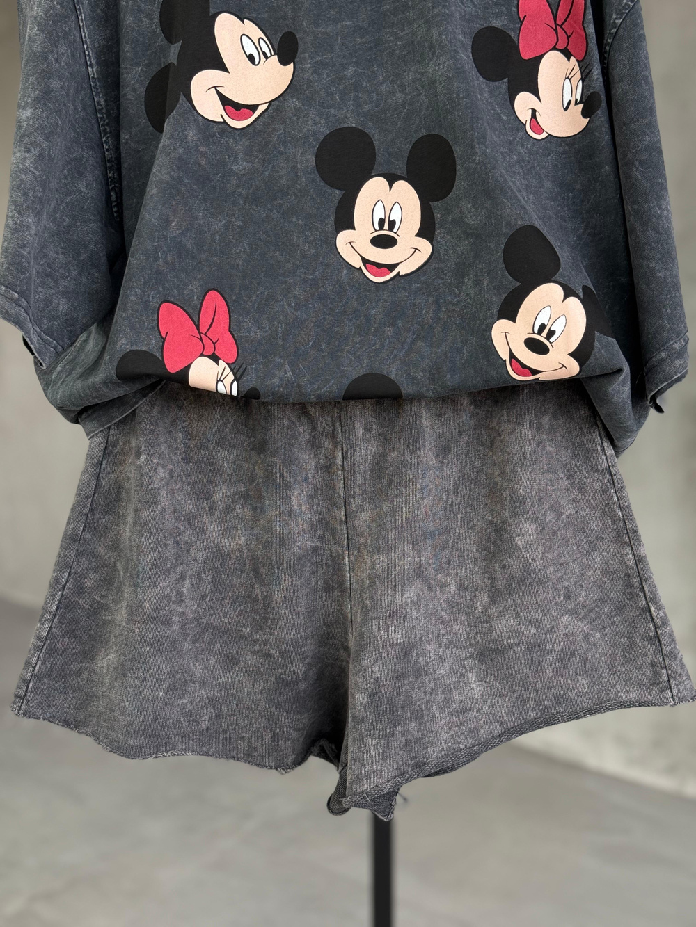 ÖN SİPARİŞE AÇILMIŞTIR...Çoklu Mickey Baskılı Taş Yıkama Oversize Dokuma TAKIM (Antrasit)