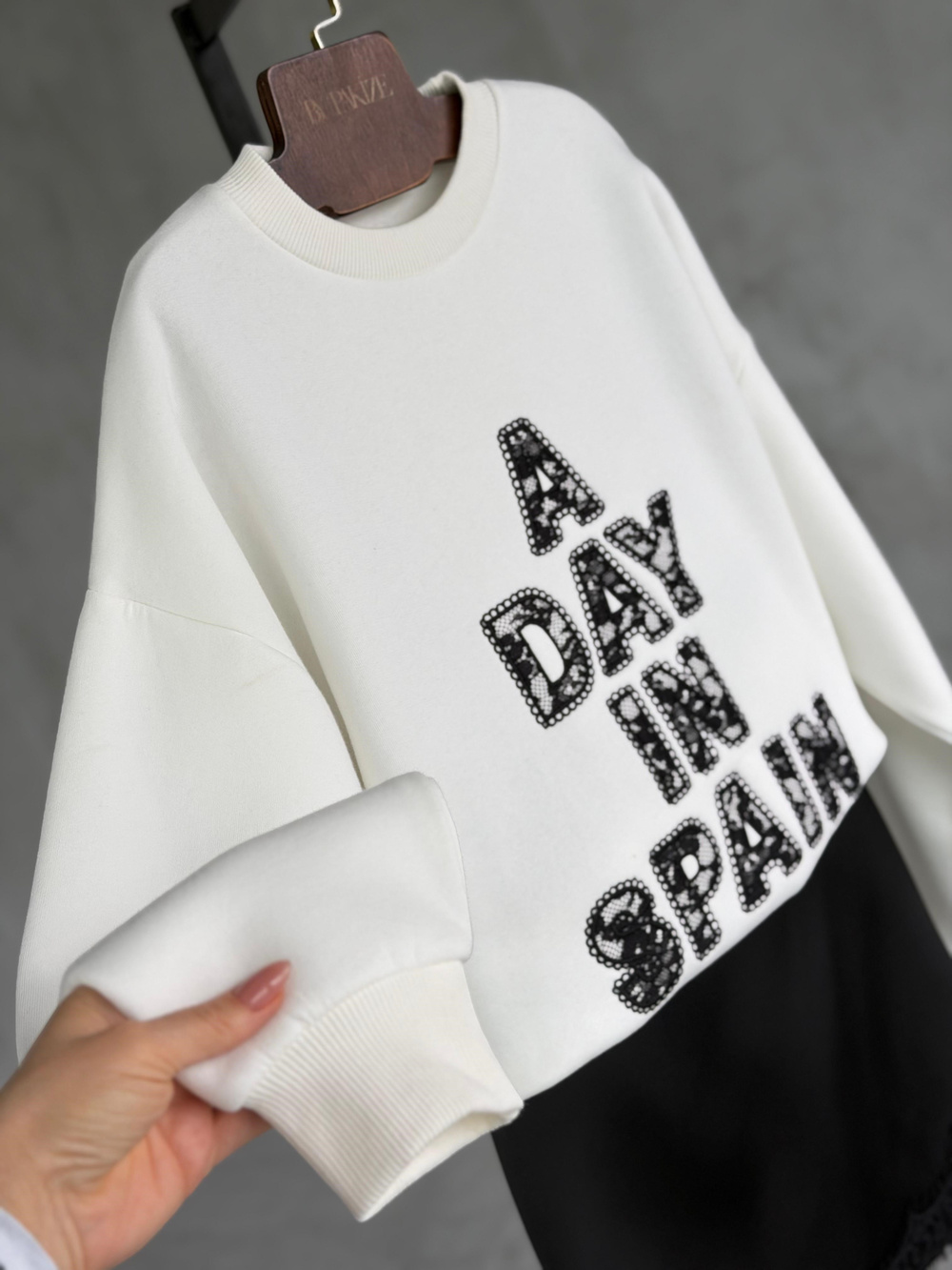Dantel Nakış Yazılı Şardonlu Sweatshirt (Ekru)