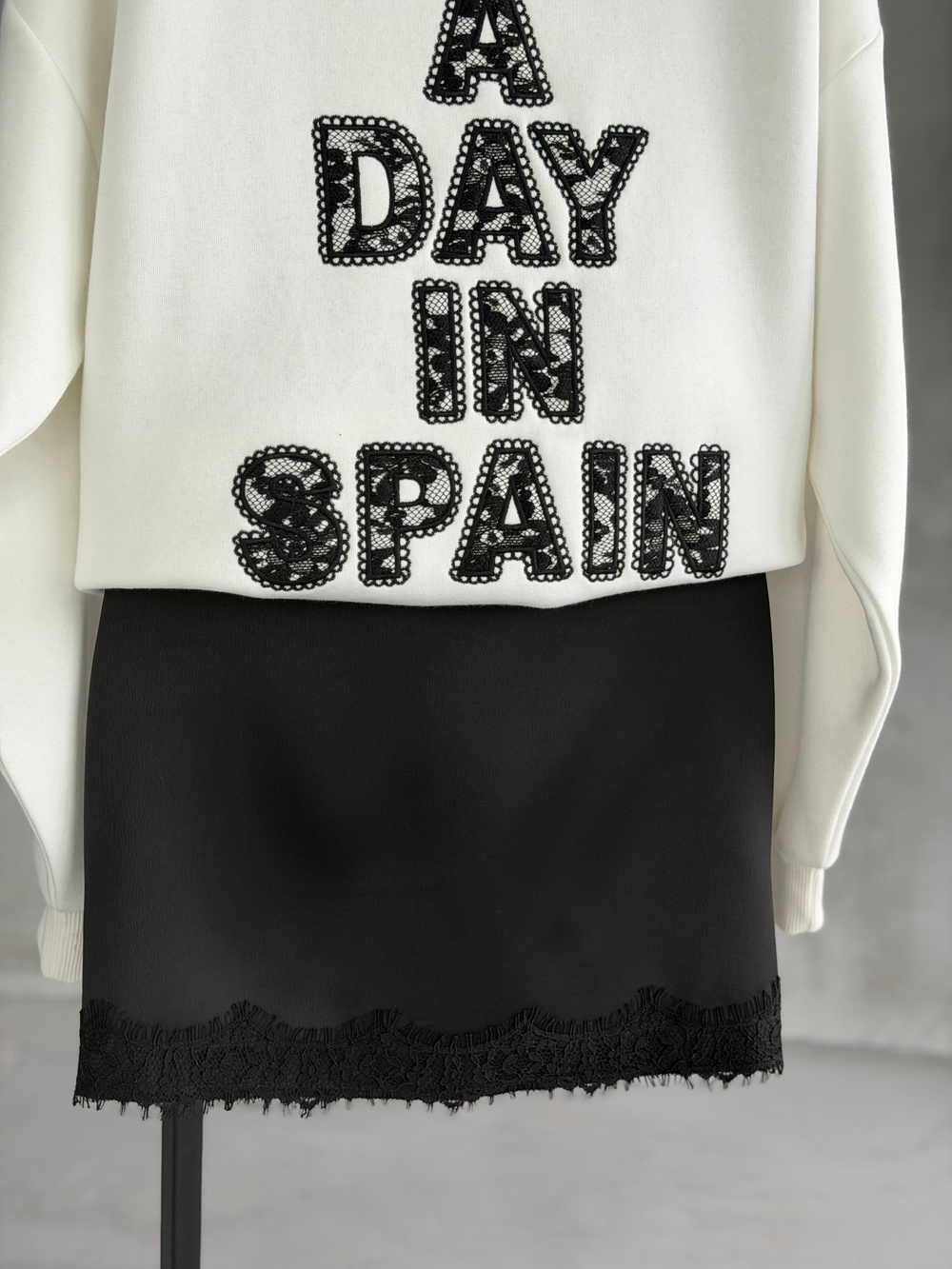 Dantel Nakış Yazılı Şardonlu Sweatshirt (Ekru)