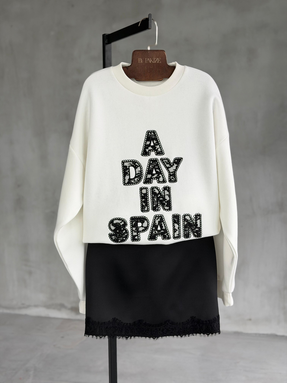 Dantel Nakış Yazılı Şardonlu Sweatshirt (Ekru)