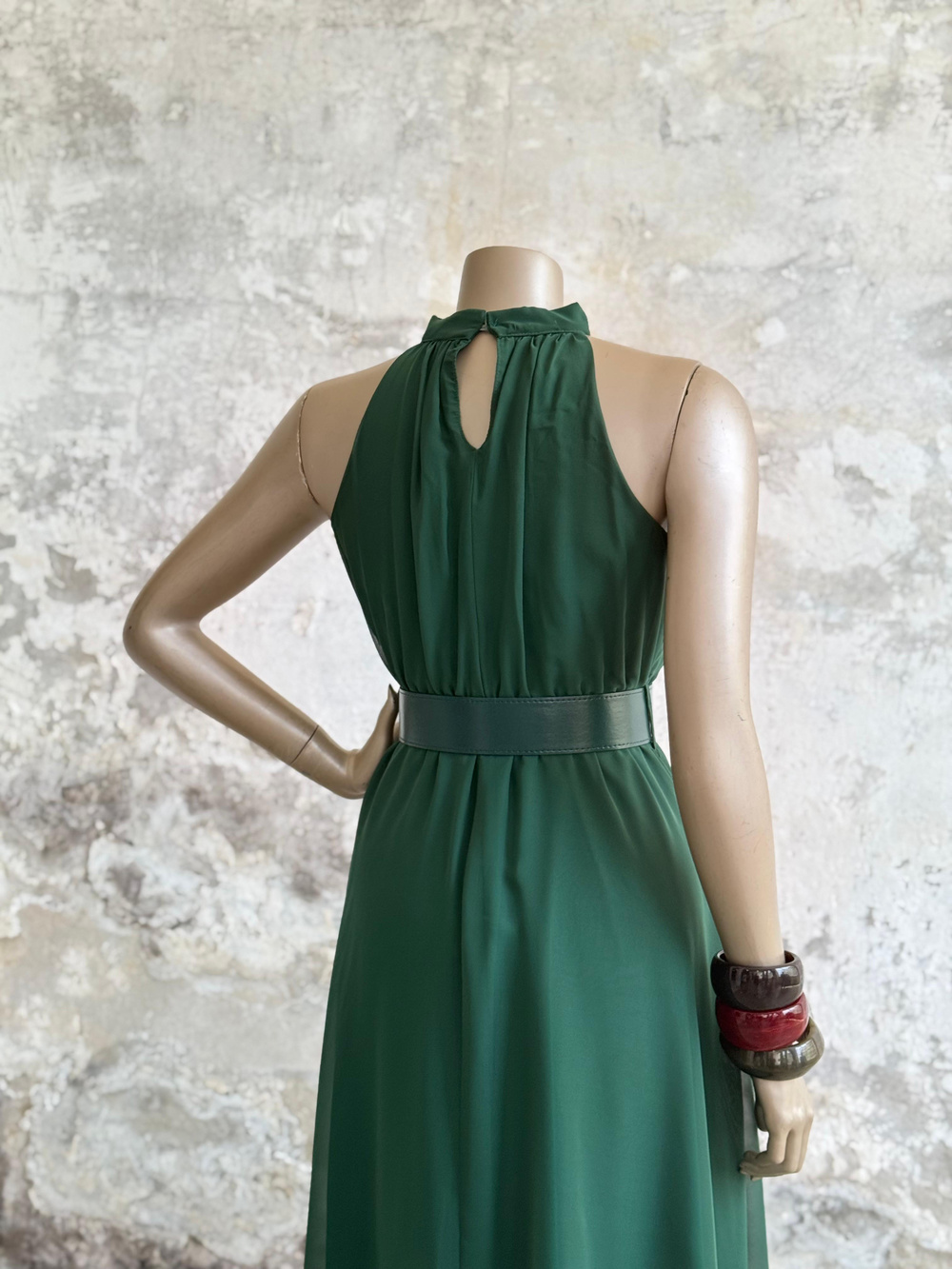 Halter Yaka Kemerli Şifon Elbise (Zümrüt Yeşili)