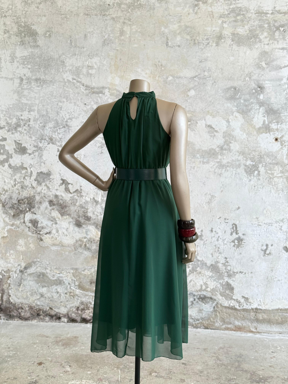 Halter Yaka Kemerli Şifon Elbise (Zümrüt Yeşili)