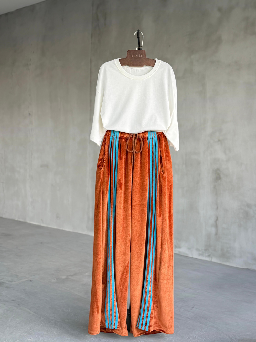 İthal Kadife Şerit Detaylı Tasarım Pantolon .(Bakır)