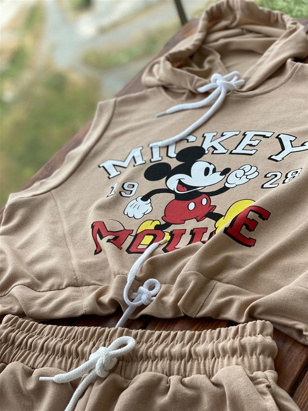 Kapşonlu Mickey Baskılı Şortlu Takım (Bej)