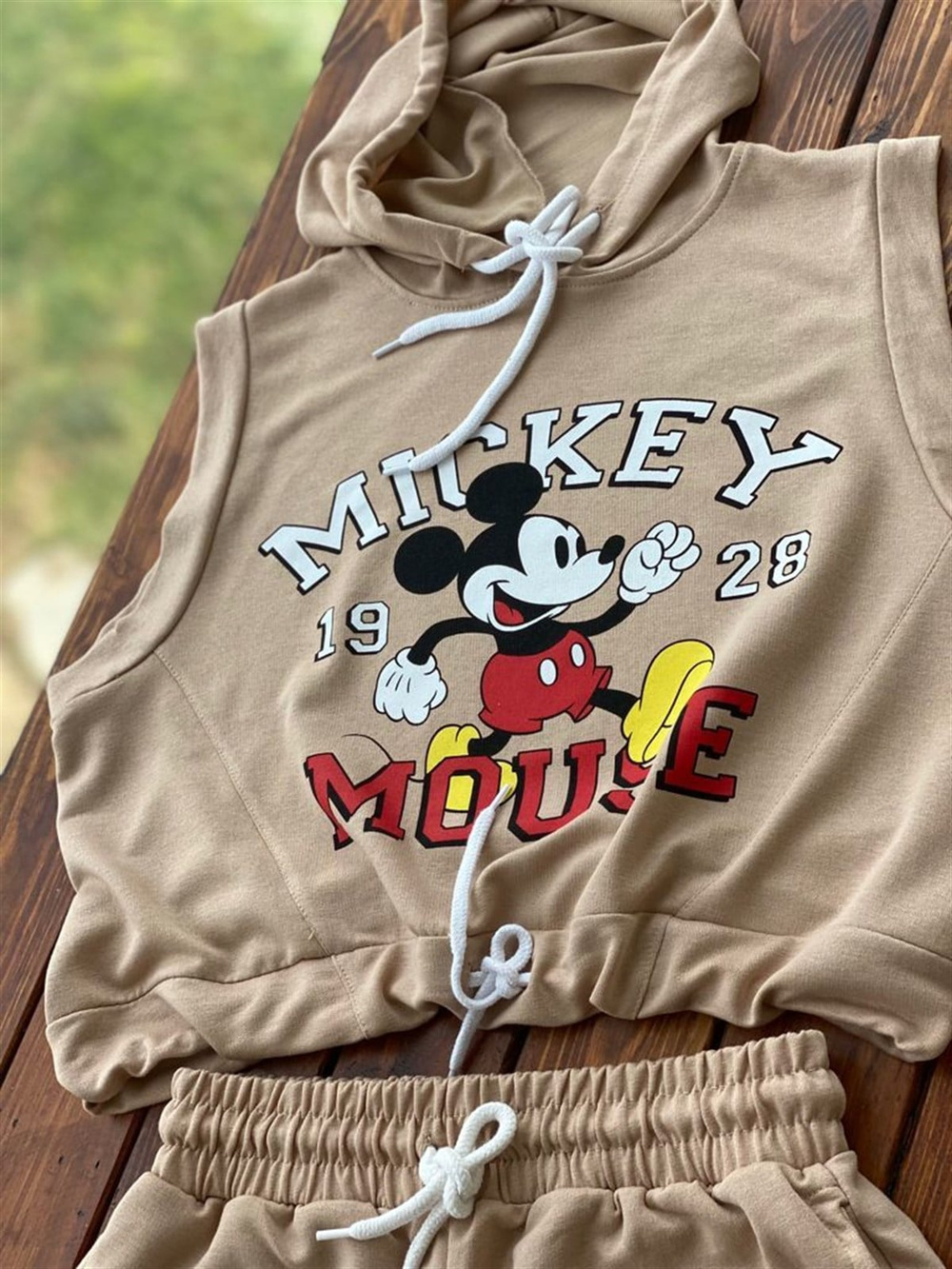 Kapşonlu Mickey Baskılı Şortlu Takım (Bej)