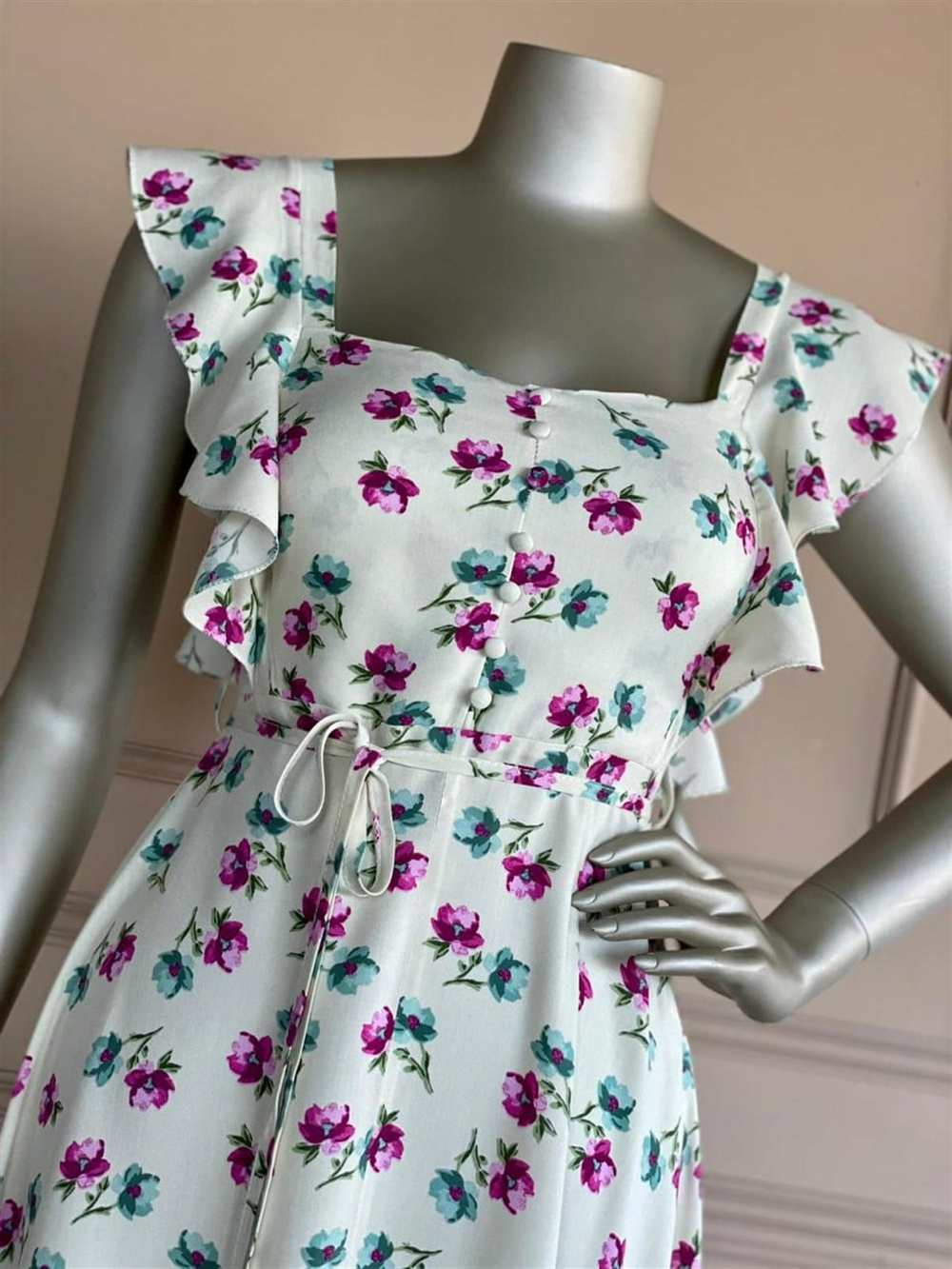 Kolları Fırfırlı Beli Kuşaklı Elbise (Krem)