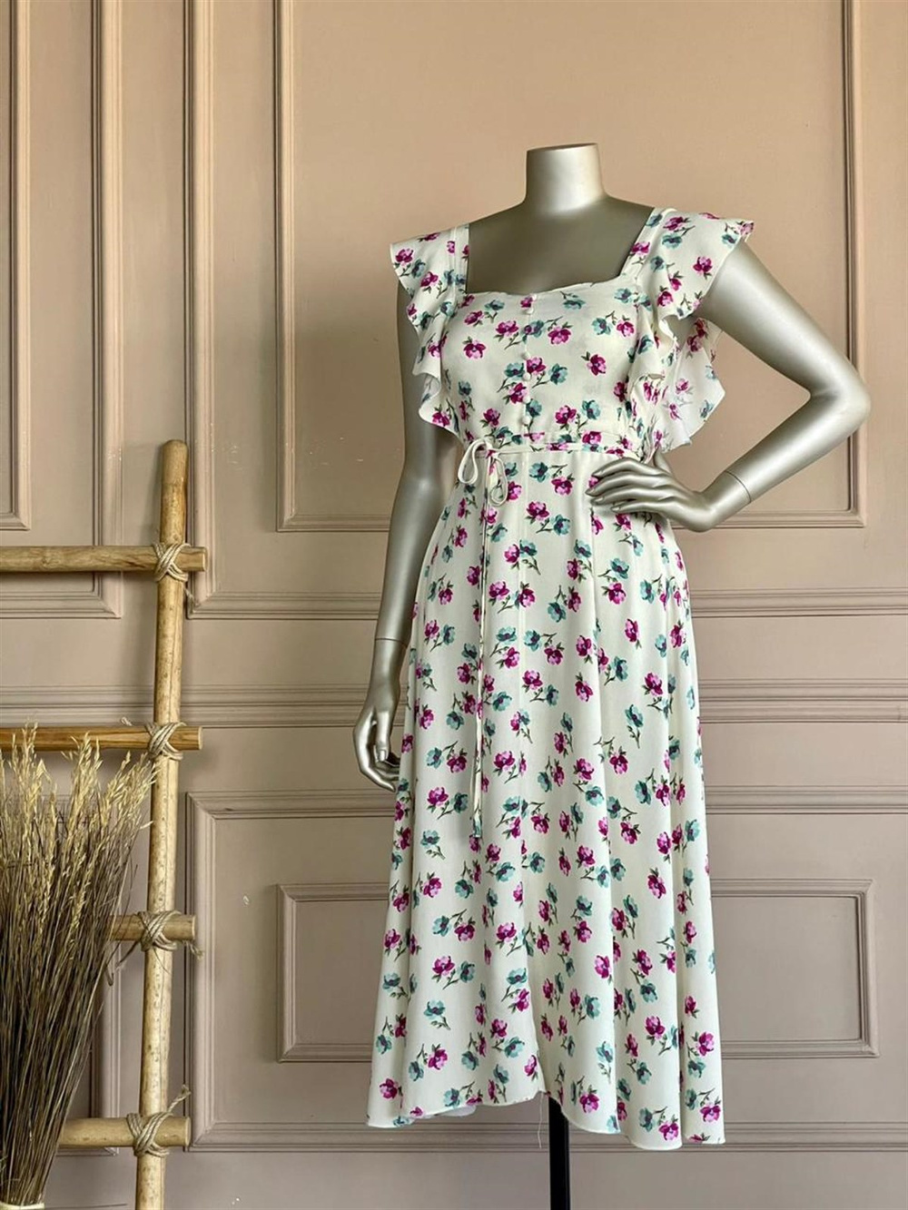 Kolları Fırfırlı Beli Kuşaklı Elbise (Krem)