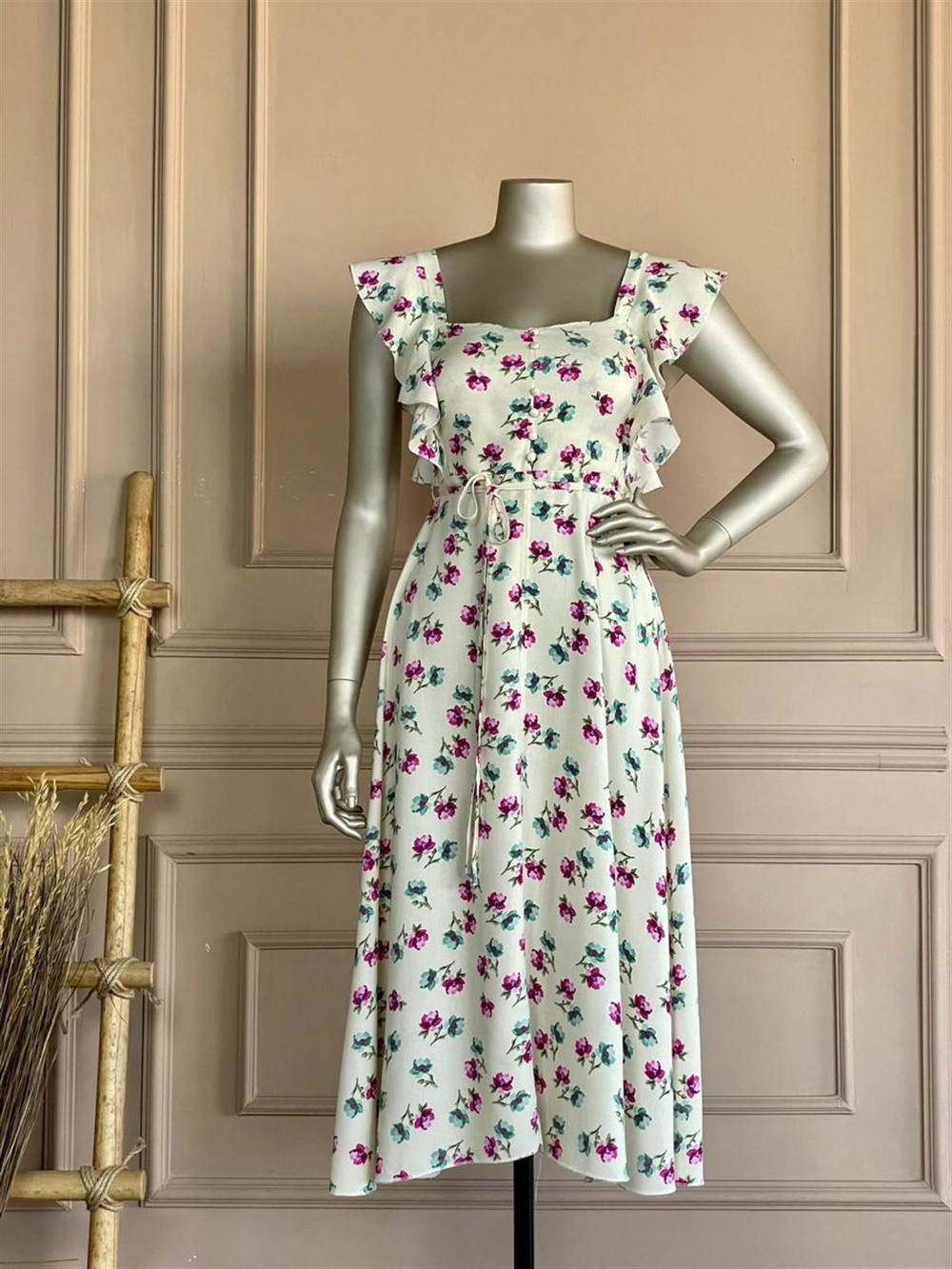 Kolları Fırfırlı Beli Kuşaklı Elbise (Krem)