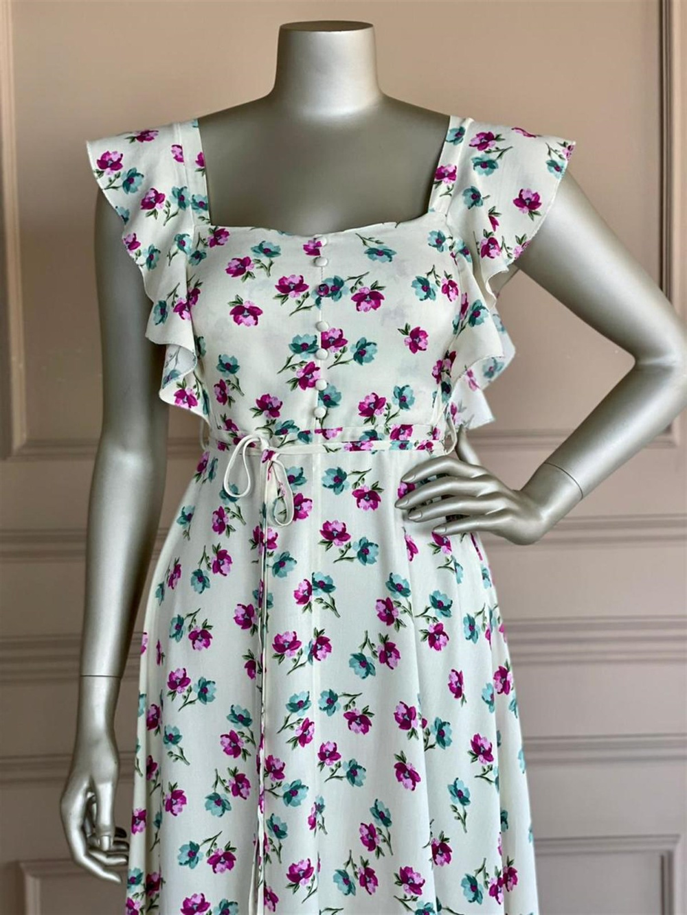 Kolları Fırfırlı Beli Kuşaklı Elbise (Krem)