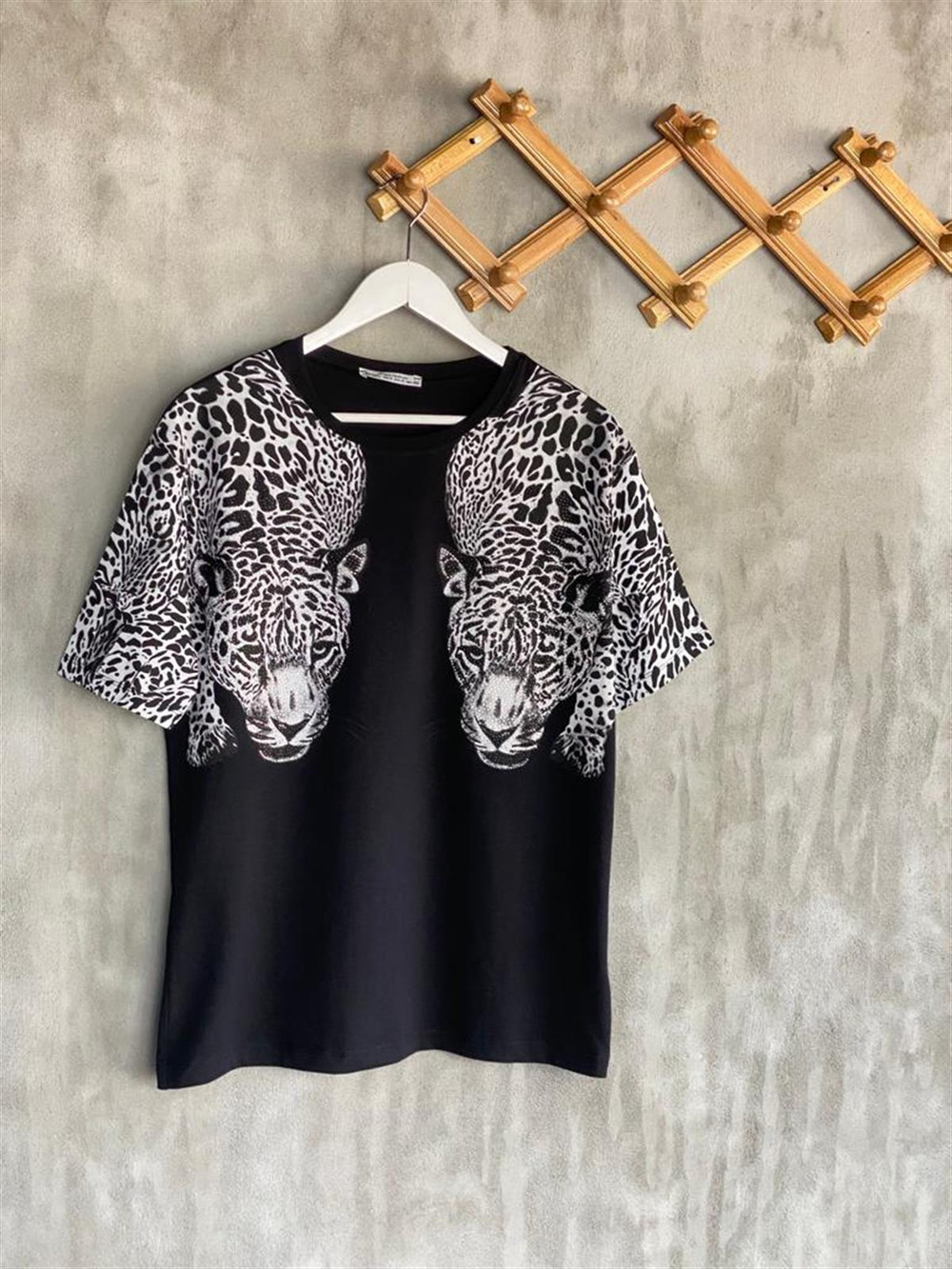 Kristal Taş İşlemeli Leopar Desen Tişört (Siyah)